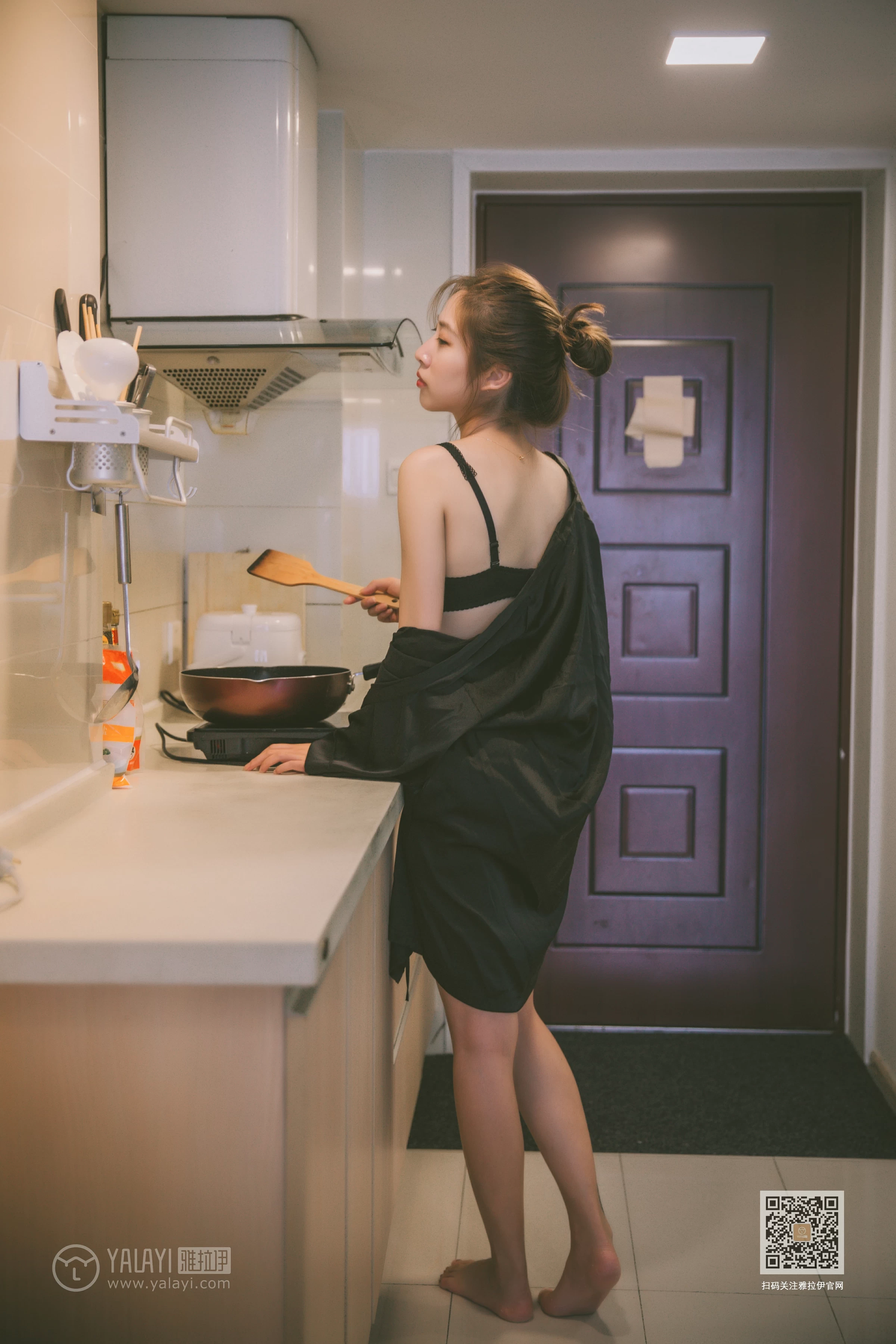 [YALAYI雅拉伊]Vol.416 白加黑 蓝心 黑色真丝睡衣加黑色蕾丝内衣性感私房写真集第15张