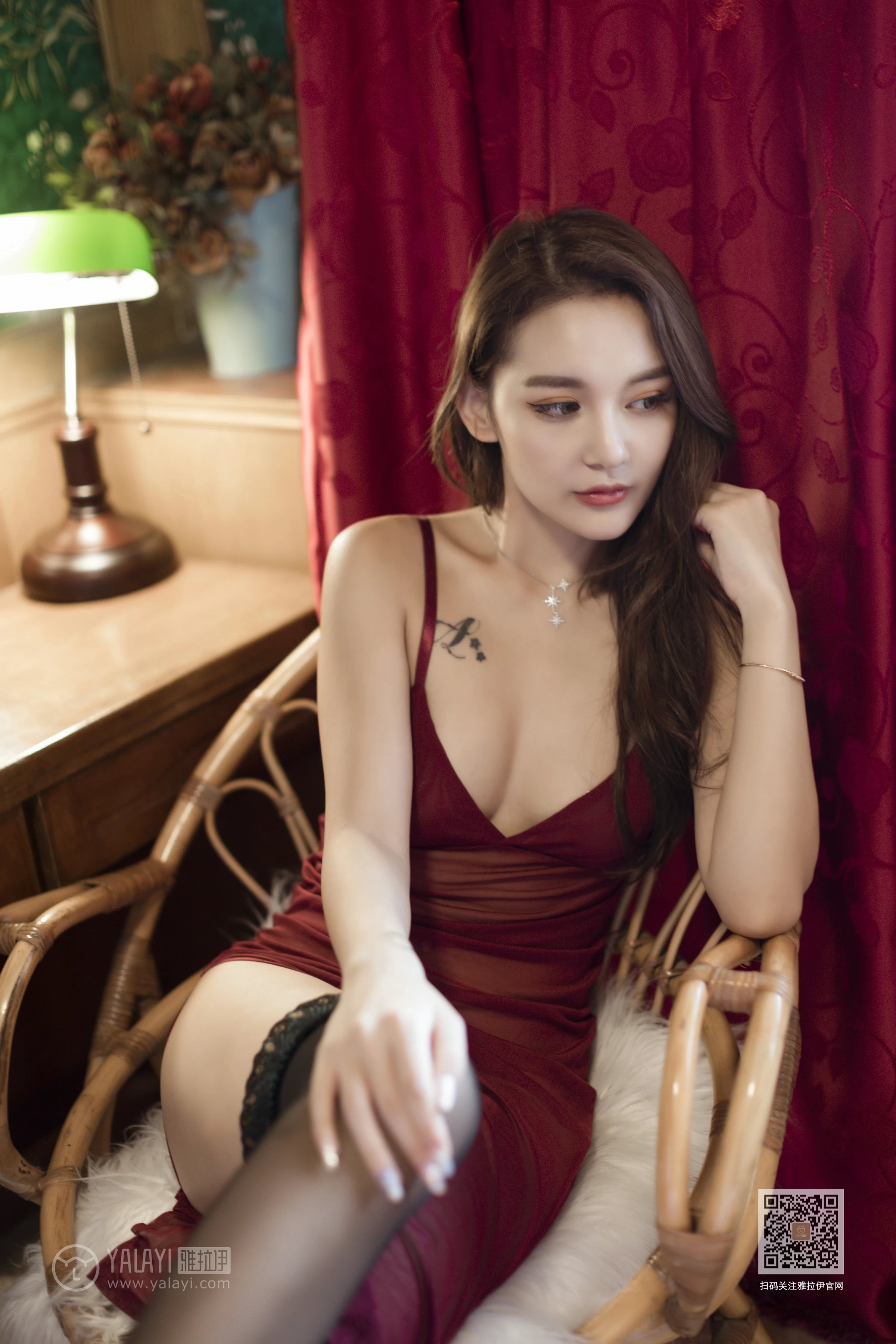 [YALAYI雅拉伊]Vol.417 藏红花 刘子炀 红色吊带透视睡衣裙加黑色丝袜美腿性感私房写真集第2张