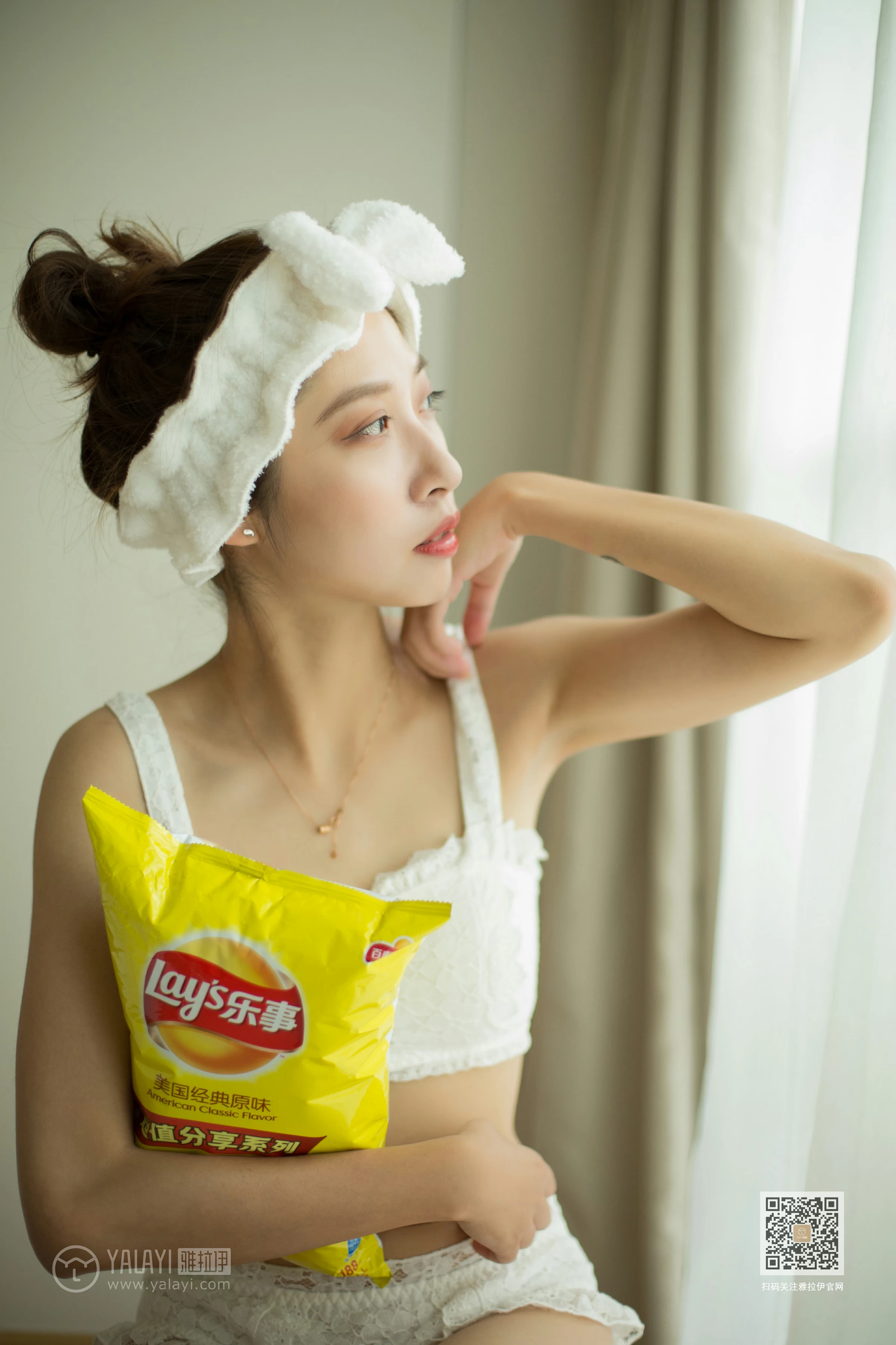 [YALAYI雅拉伊]Vol.421 素颜 蓝心 白色蕾丝内衣与棕色连体比基尼泳装性感私房写真集第6张