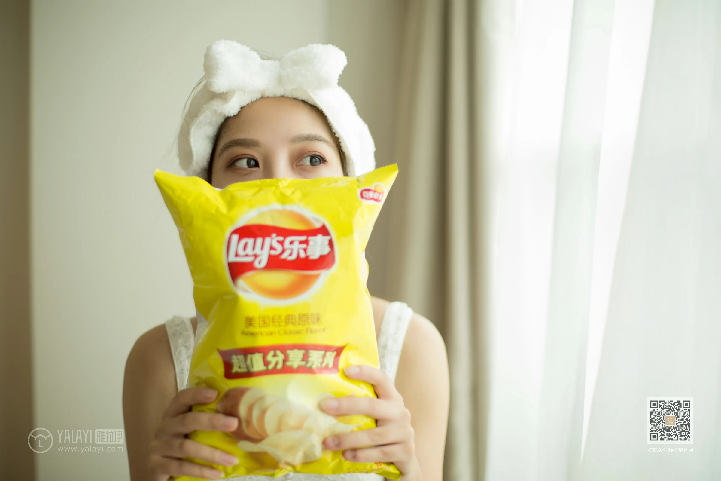 [YALAYI雅拉伊]Vol.421 素颜 蓝心 白色蕾丝内衣与棕色连体比基尼泳装性感私房写真集第6张