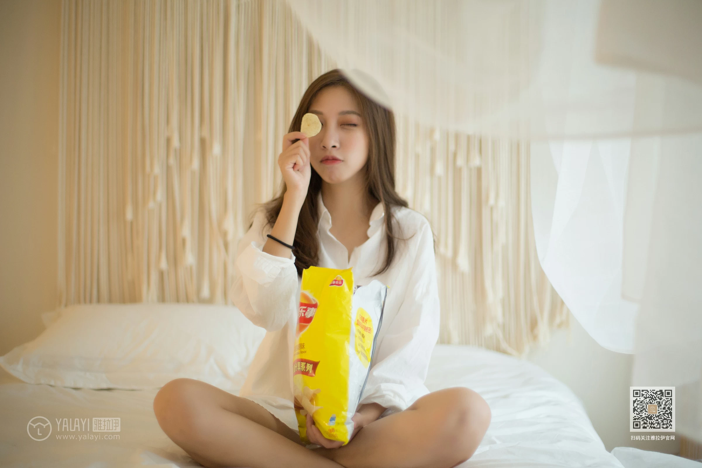 [YALAYI雅拉伊]Vol.421 素颜 蓝心 白色蕾丝内衣与棕色连体比基尼泳装性感私房写真集第10张