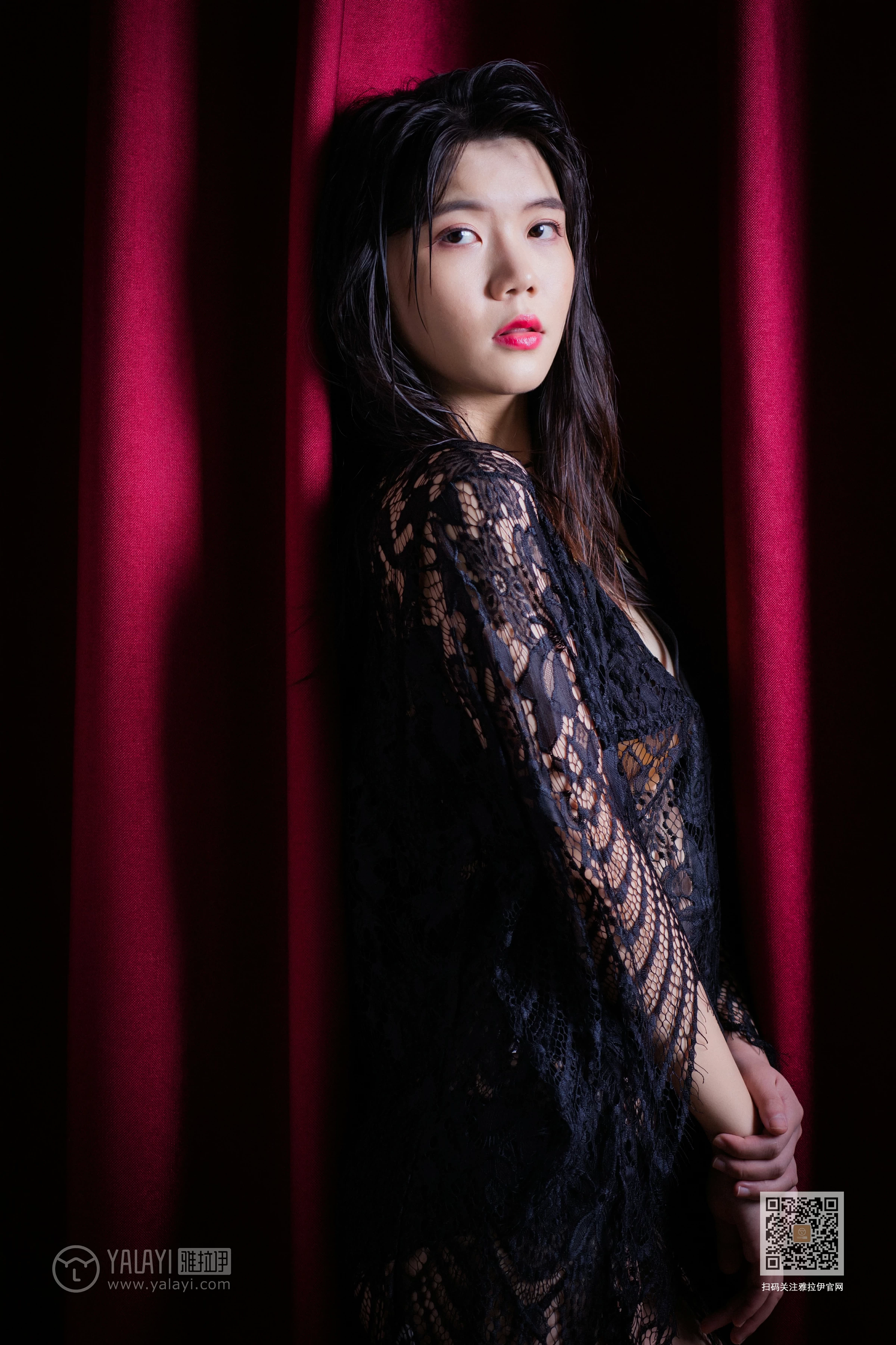 [YALAYI雅拉伊]Vol.422 幕后女友 倪倪 黑色透视镂空睡衣加蕾丝情趣内衣性感私房写真集第3张