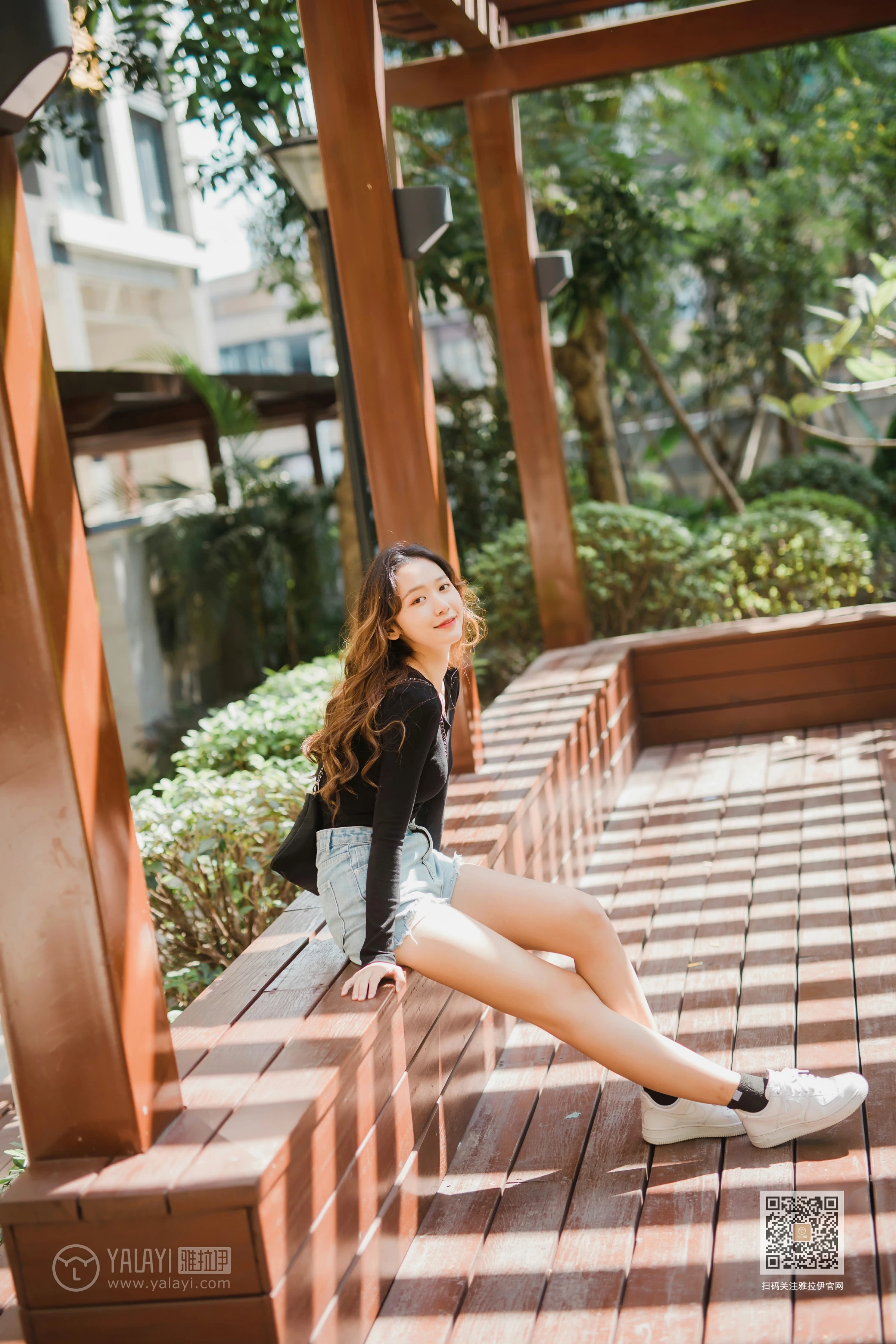 [YALAYI雅拉伊]Vol.484 陪你逛街 晓琳 黑色紧身上衣加牛仔短裤性感私房写真集第1张