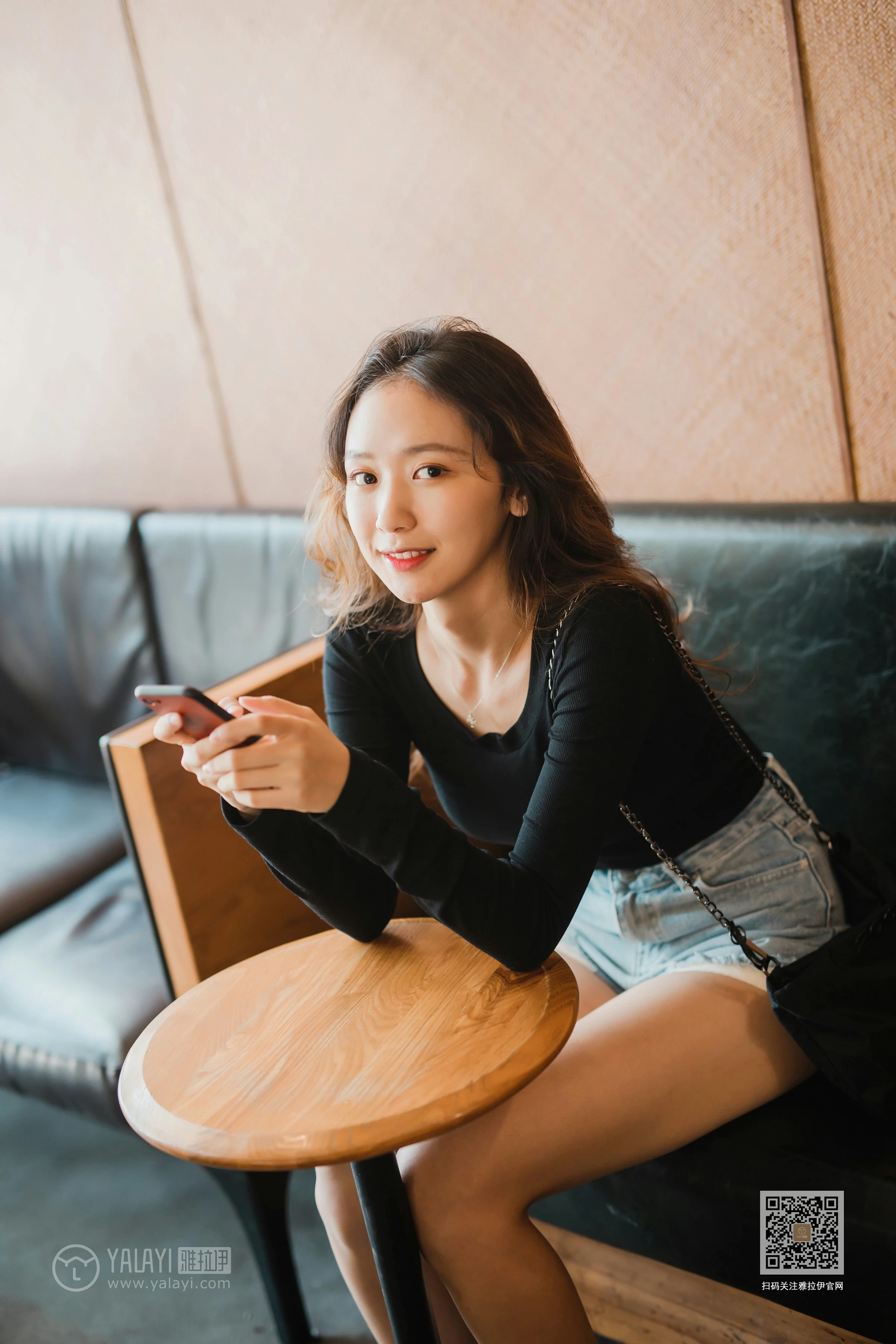 [YALAYI雅拉伊]Vol.484 陪你逛街 晓琳 黑色紧身上衣加牛仔短裤性感私房写真集第4张