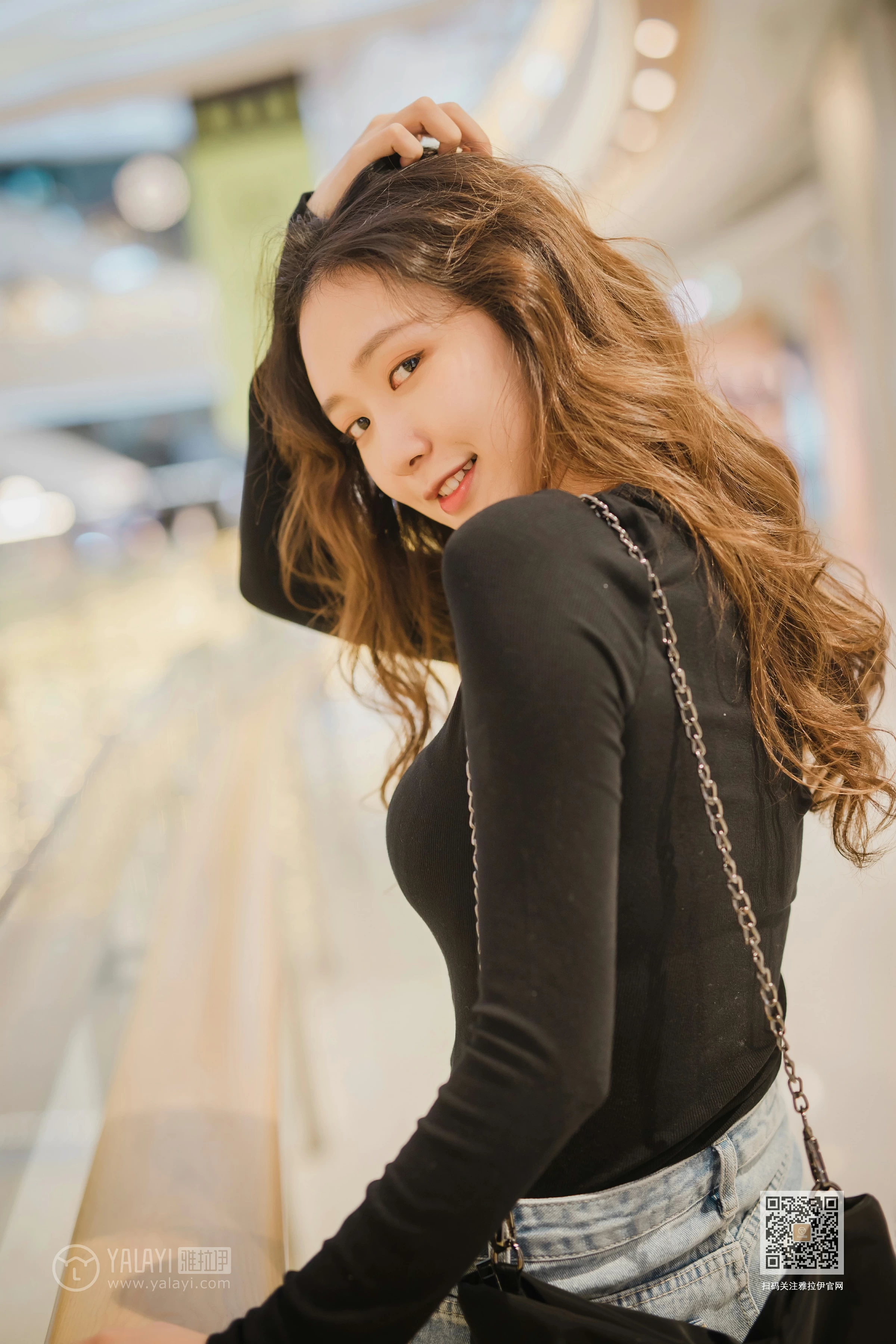 [YALAYI雅拉伊]Vol.484 陪你逛街 晓琳 黑色紧身上衣加牛仔短裤性感私房写真集第11张