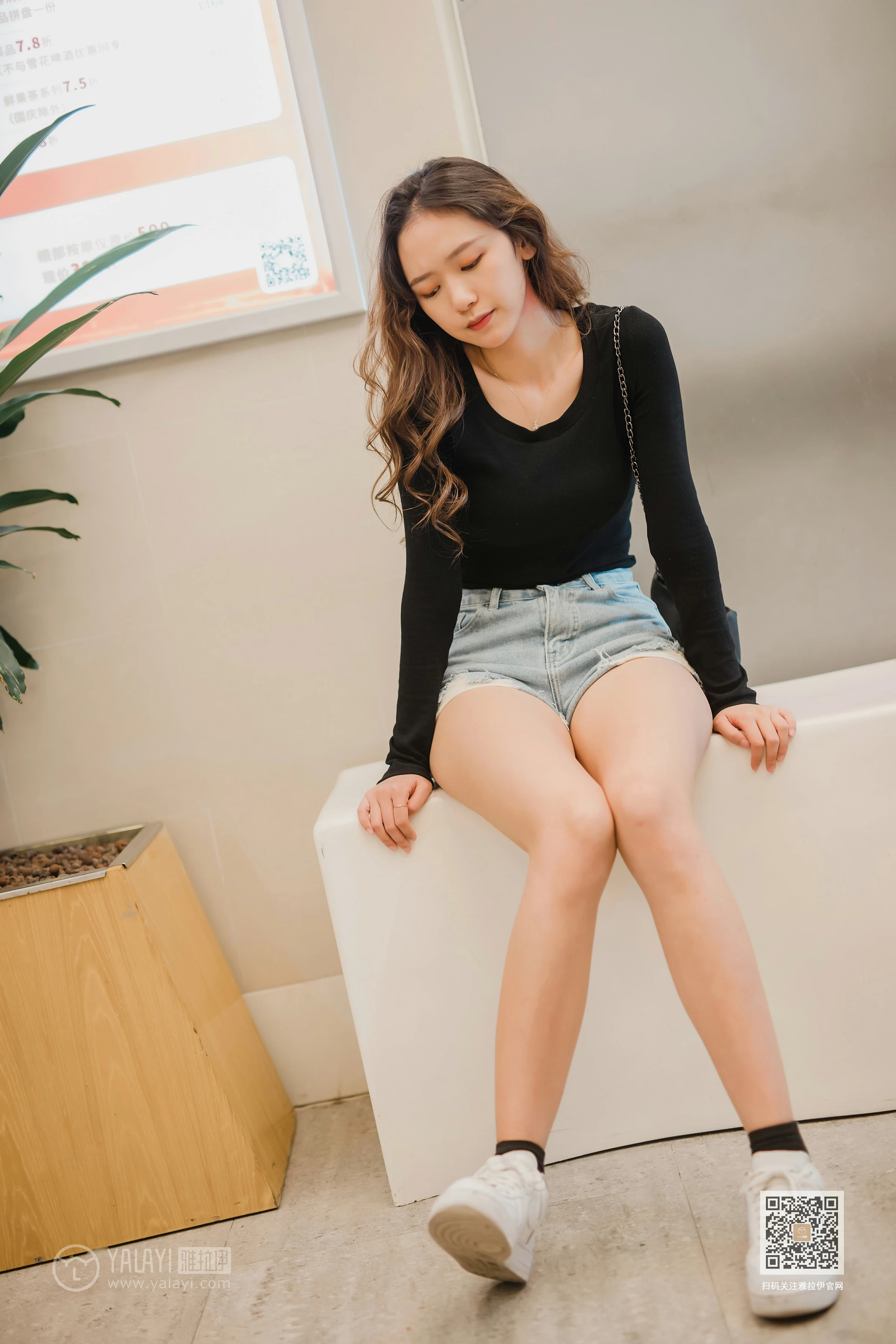 [YALAYI雅拉伊]Vol.484 陪你逛街 晓琳 黑色紧身上衣加牛仔短裤性感私房写真集第14张