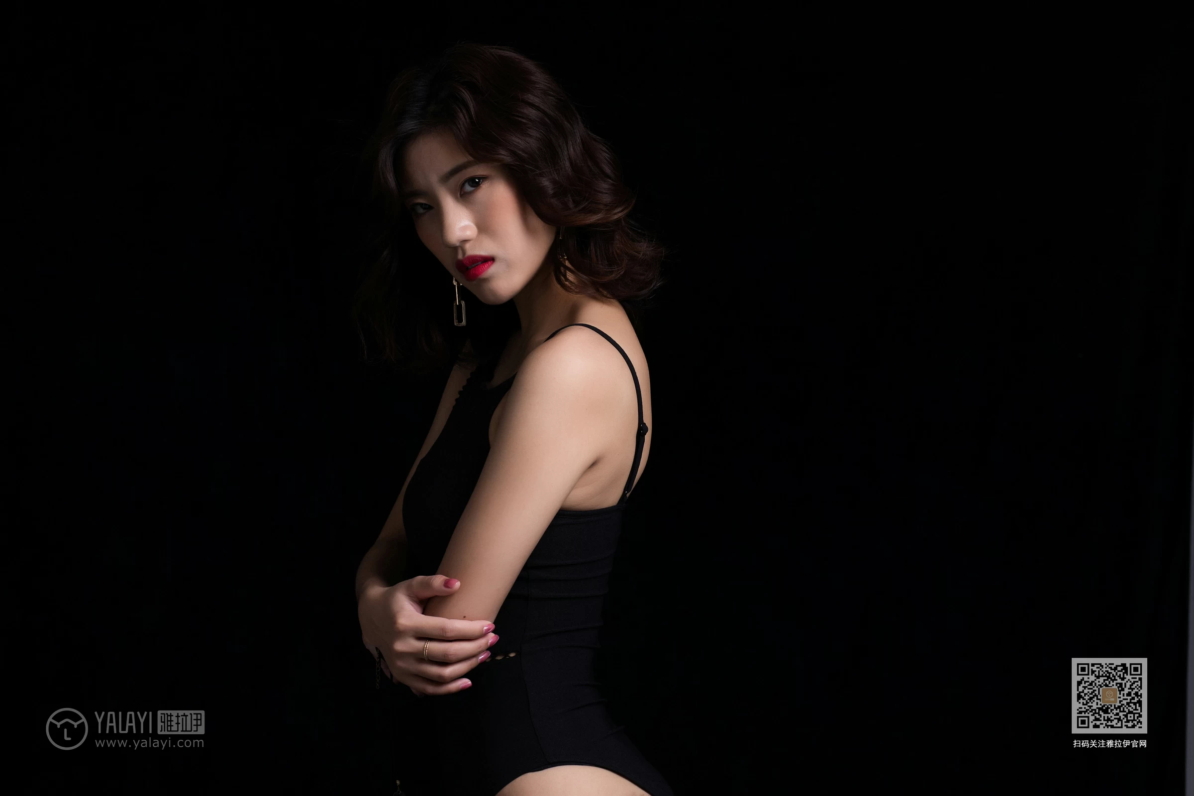 [YALAYI雅拉伊]Vol.488 夜空中的你 小小 黑色连体运动内衣性感私房写真集第4张