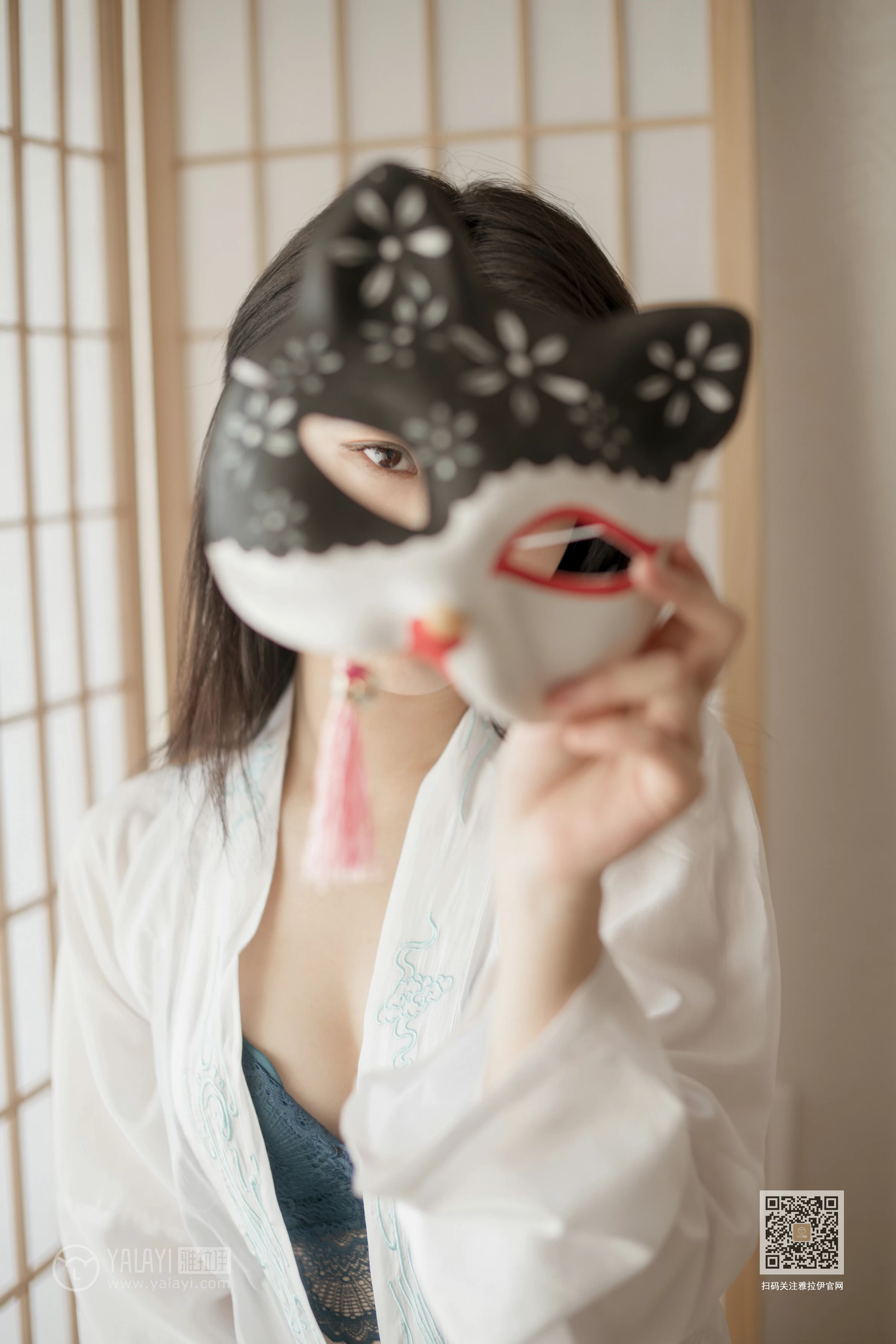 [YALAYI雅拉伊]Vol.492 和风猫女 含嫣 白色透视睡衣加蓝色蕾丝内衣性感私房写真集第2张