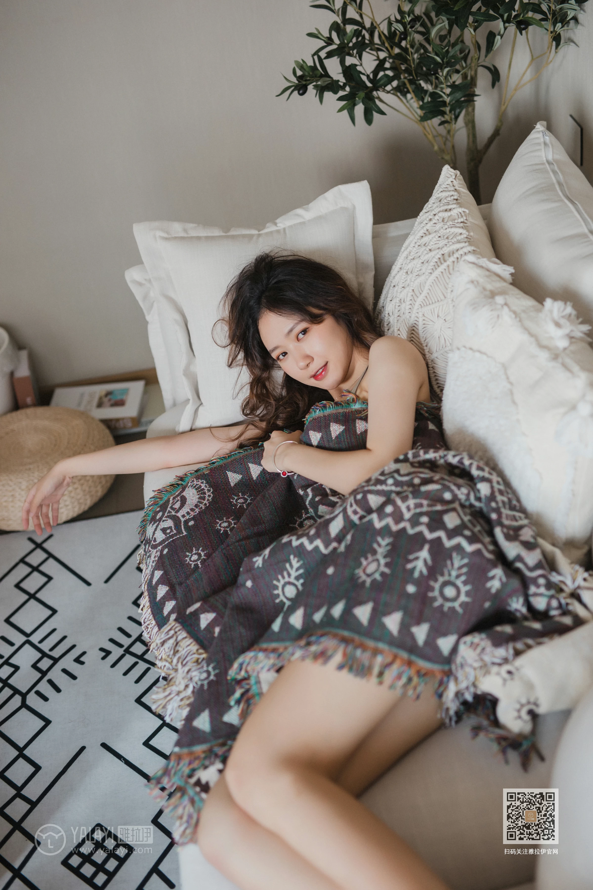 [YALAYI雅拉伊]Vol.496 想你的呵护 晓琳 灰色性感内衣居家私房写真集第13张