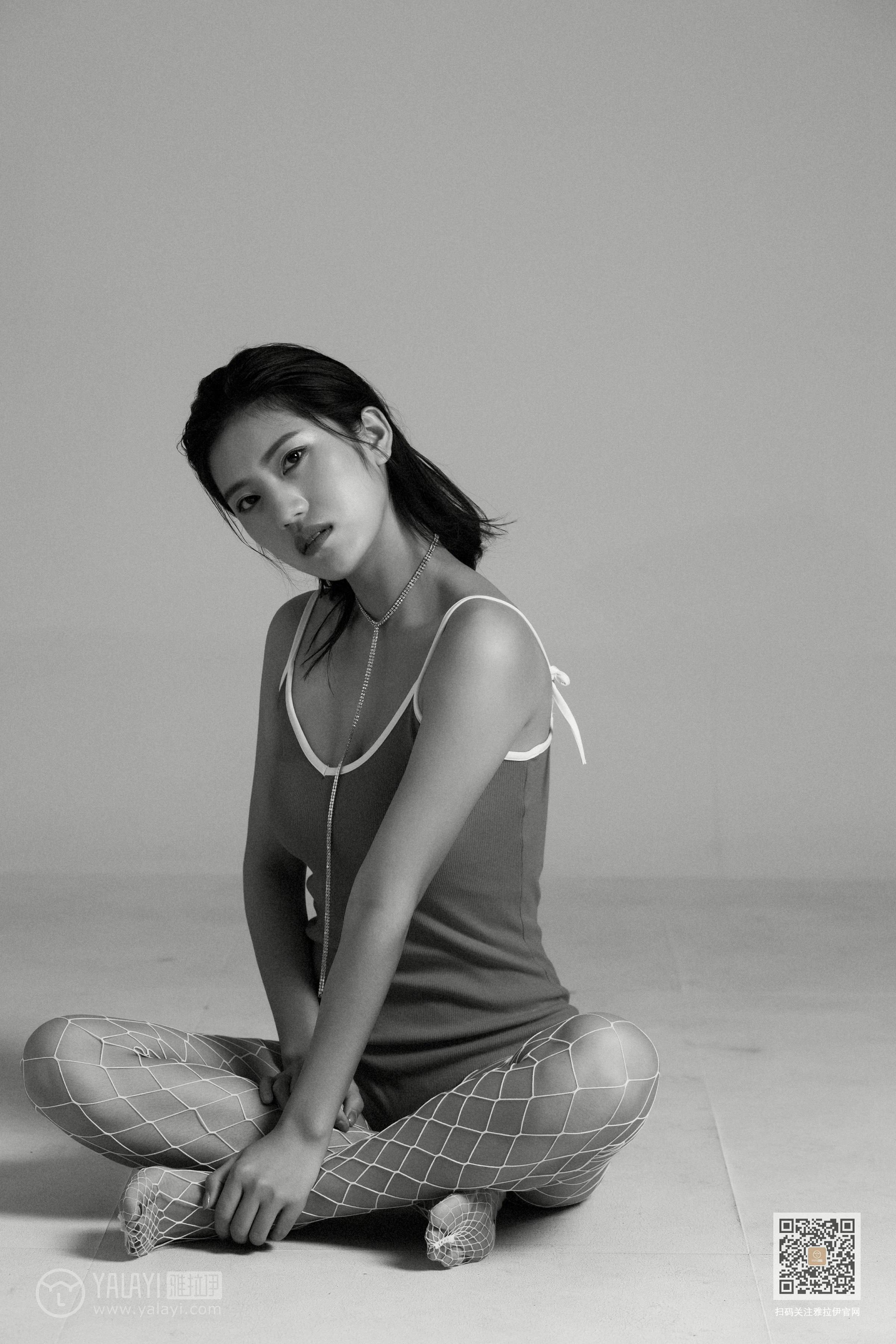 [YALAYI雅拉伊]Vol.499 艺术人生 小小 红色吊带连体运动内衣性感私房写真集第8张