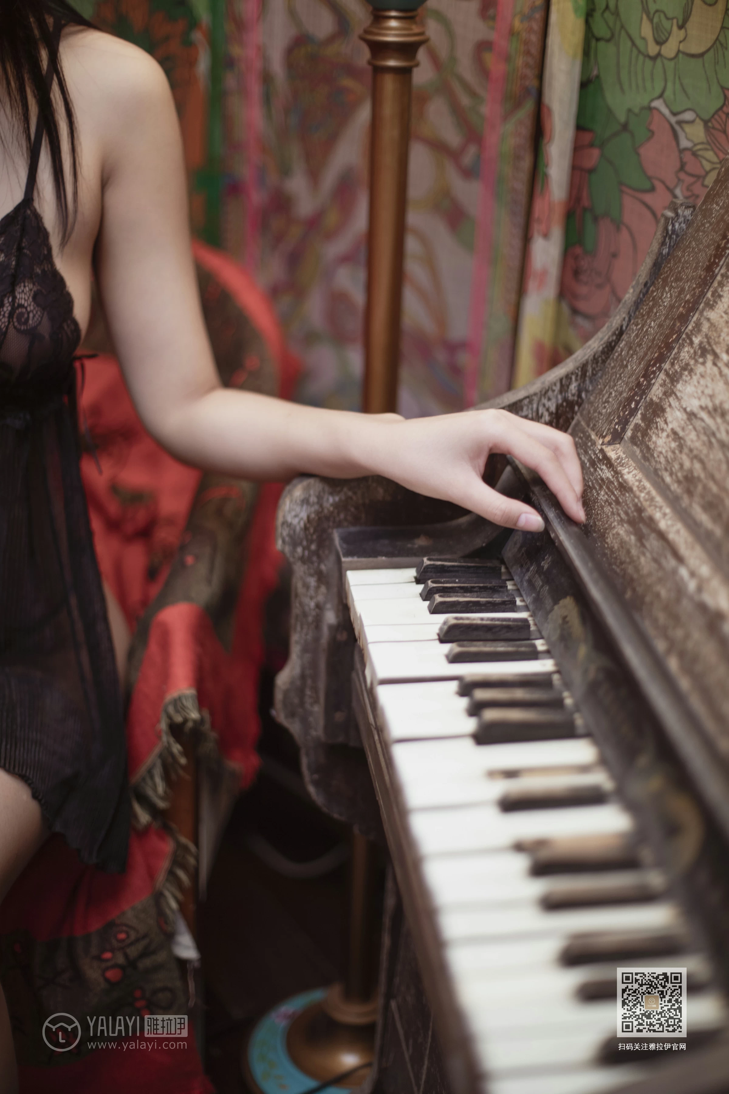 [YALAYI雅拉伊]Vol.501 新不了情 韩熙 黑色透视蕾丝情趣内衣性感私房写真集第4张