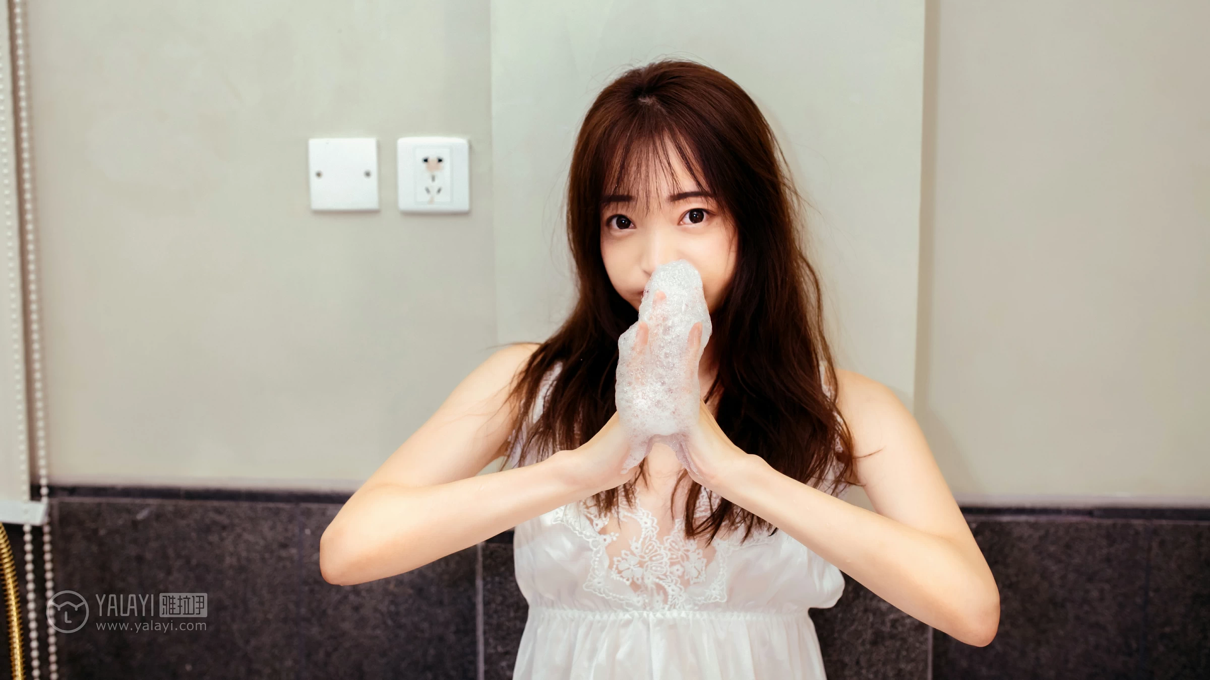 [YALAYI雅拉伊]Vol.508 愉快的一晚 小雪 白色吊带蕾丝睡衣裙性感私房写真集第11张