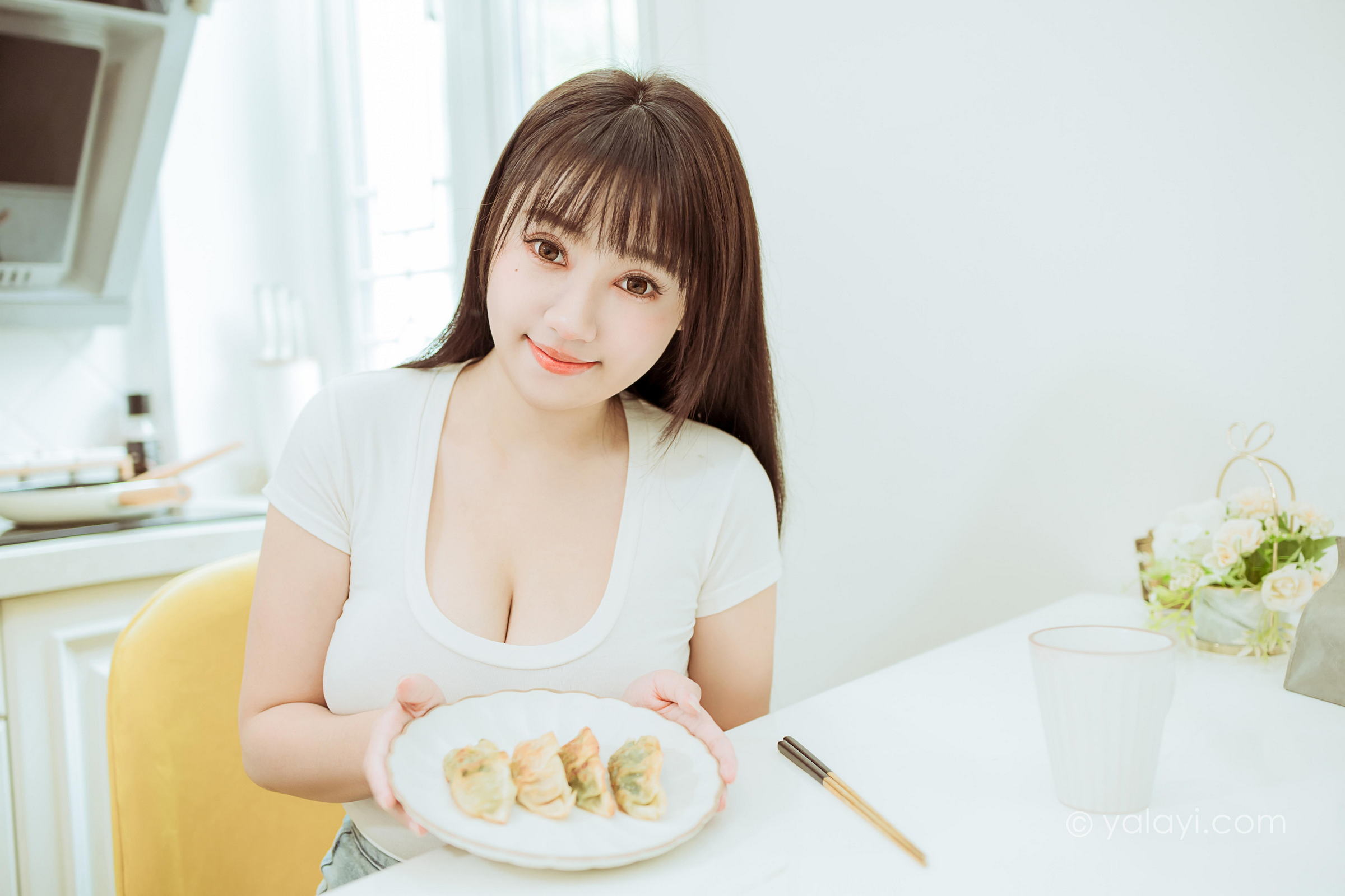 [YALAYI雅拉伊]2022.03.09 你真可爱 虞艺 白色紧身短袖加牛仔短裙性感私房写真集第7张