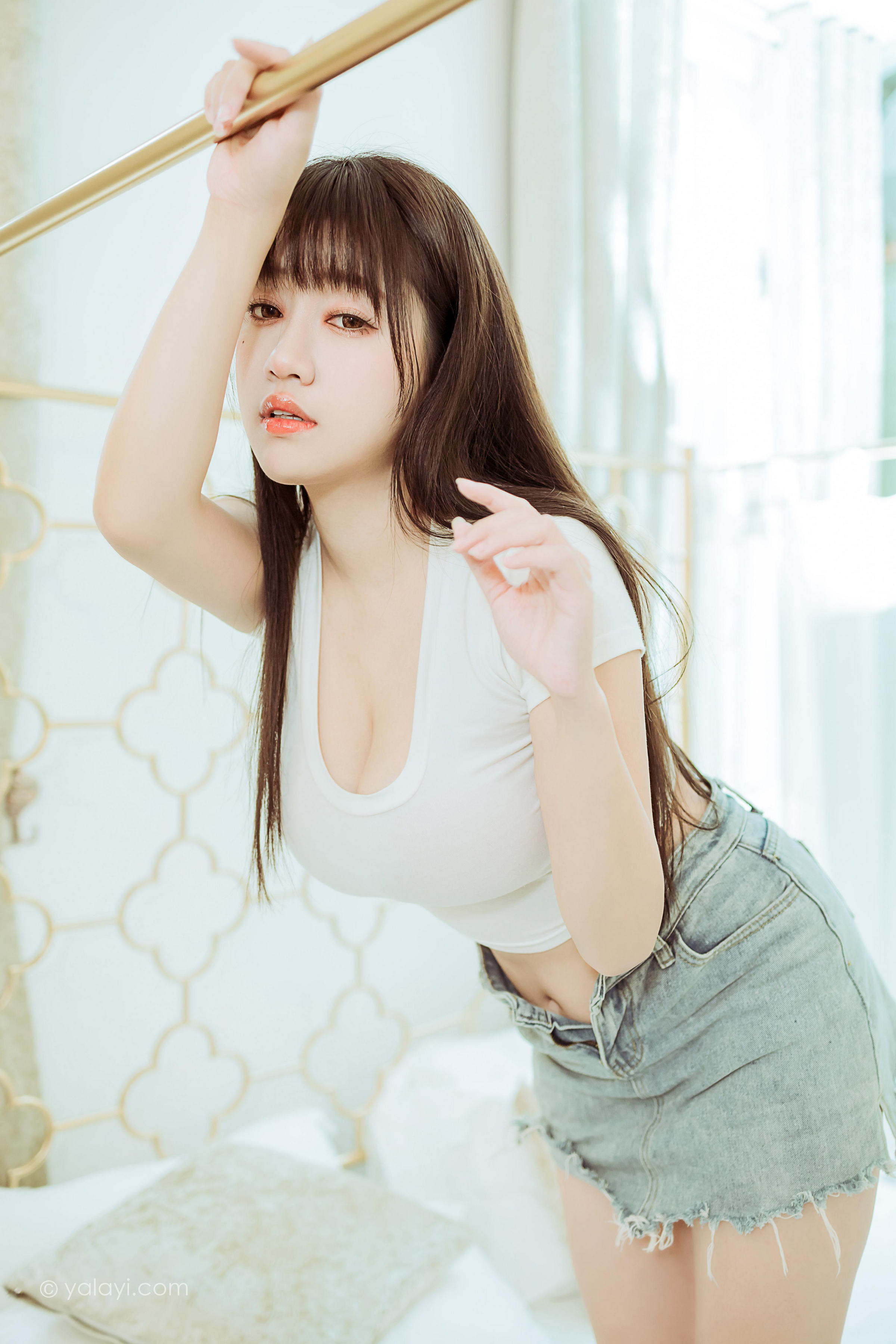 [YALAYI雅拉伊]2022.03.09 你真可爱 虞艺 白色紧身短袖加牛仔短裙性感私房写真集第14张