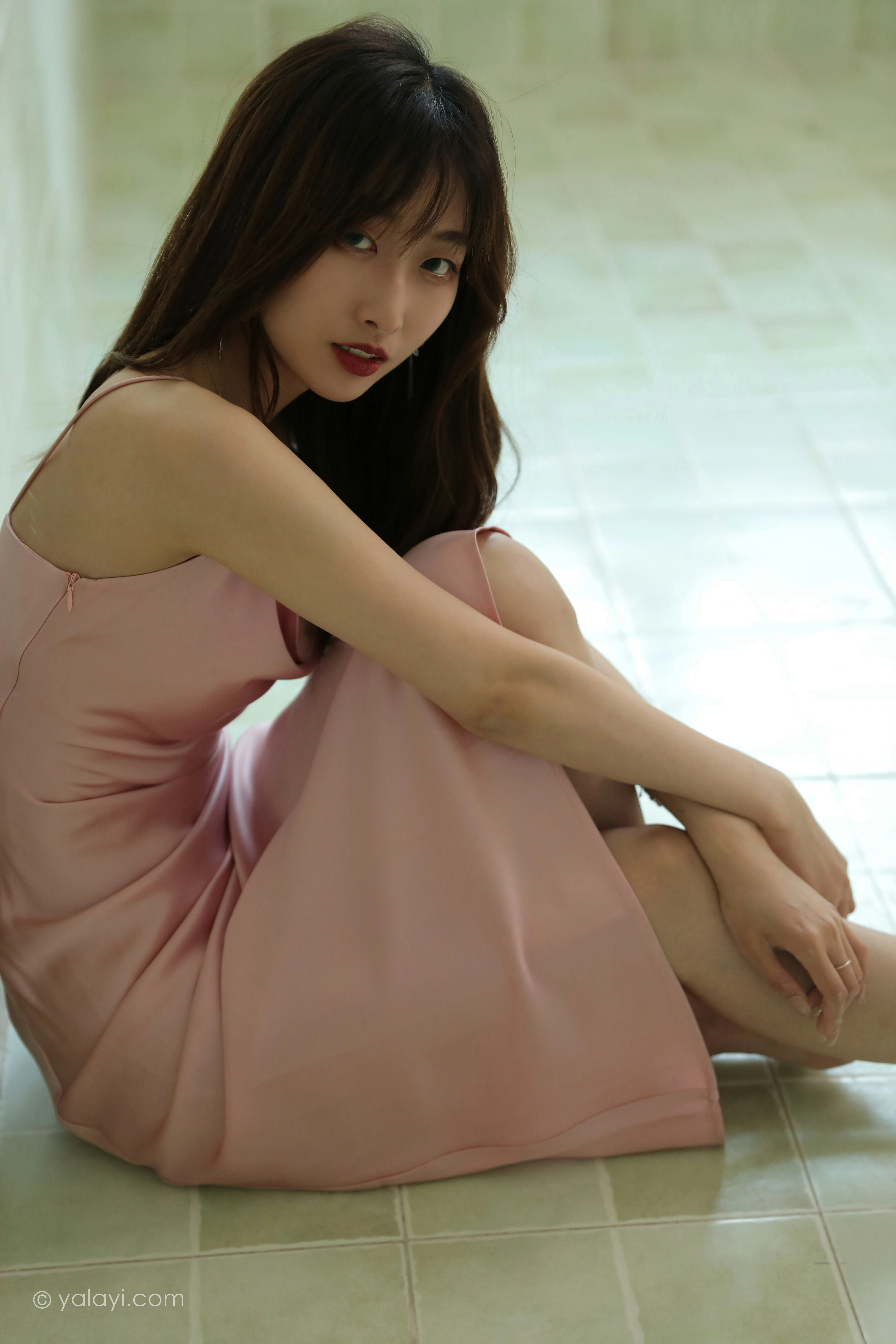 [YALAYI雅拉伊]NO.801 平心静气 佳佳 粉色吊带连衣裙居家私房写真集第8张