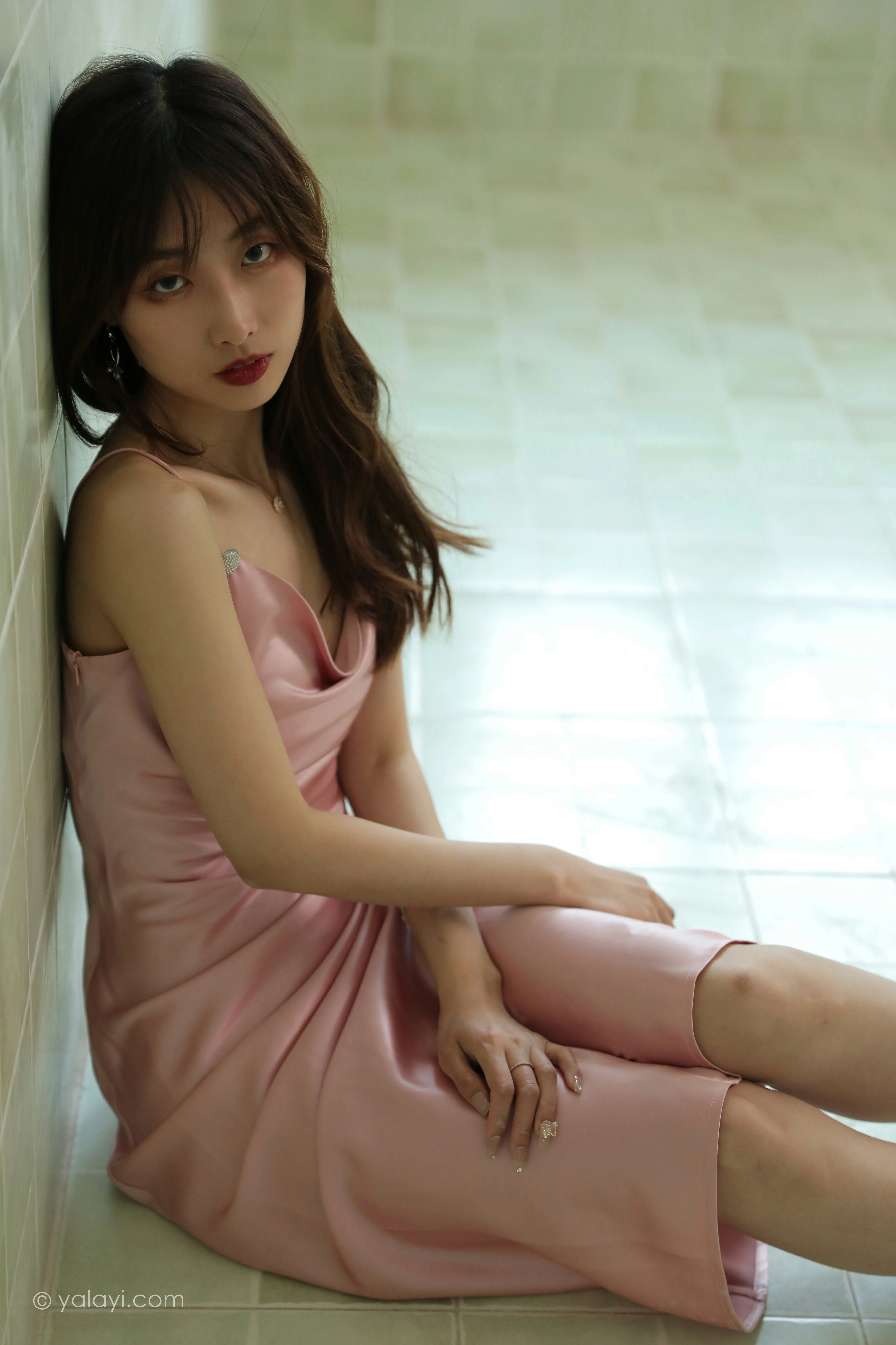 [YALAYI雅拉伊]NO.801 平心静气 佳佳 粉色吊带连衣裙居家私房写真集第8张