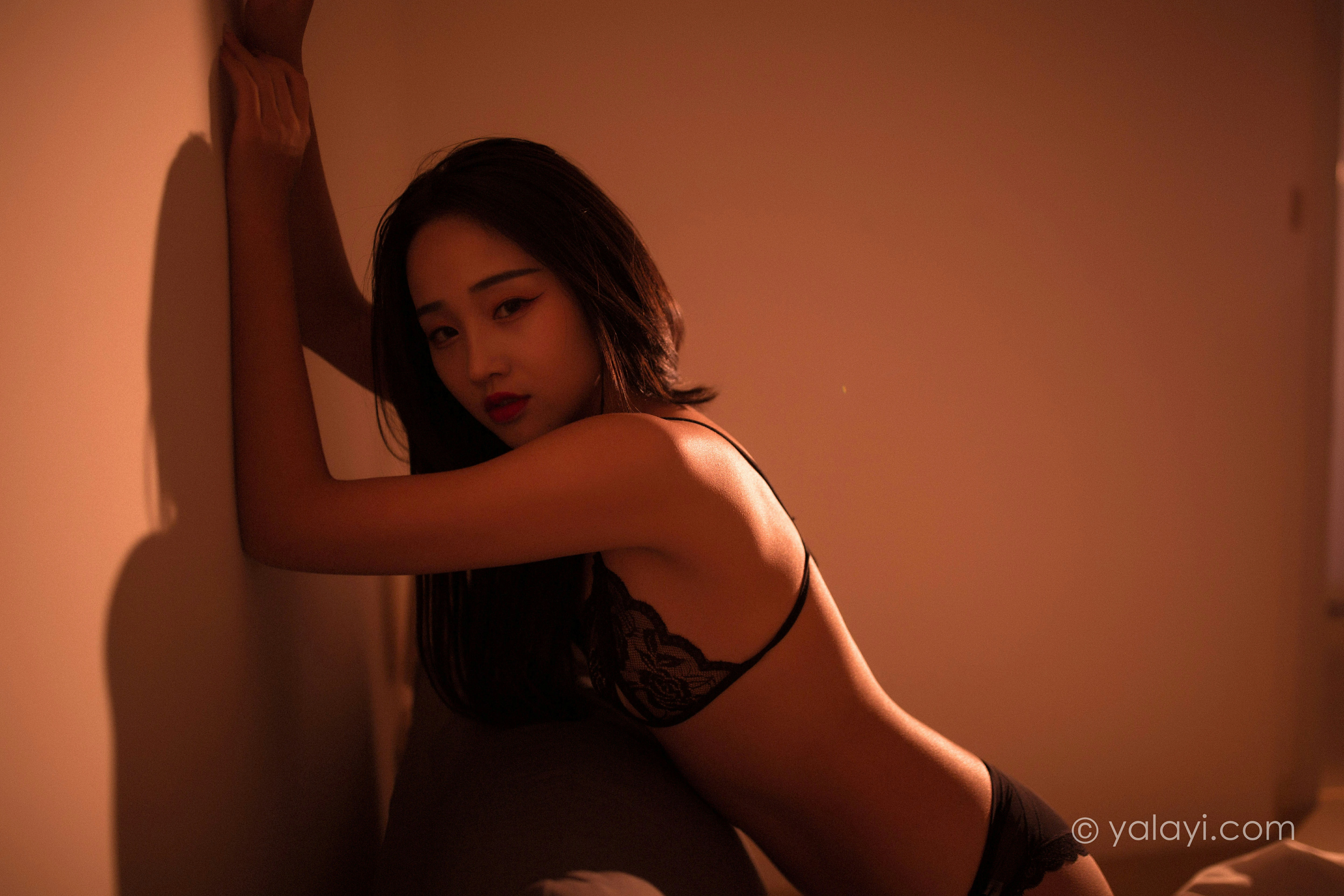 [YALAYI雅拉伊]NO.802 魂萦梦牵 优优 粉色透视情趣睡衣加黑色蕾丝内衣性感私房写真集第12张