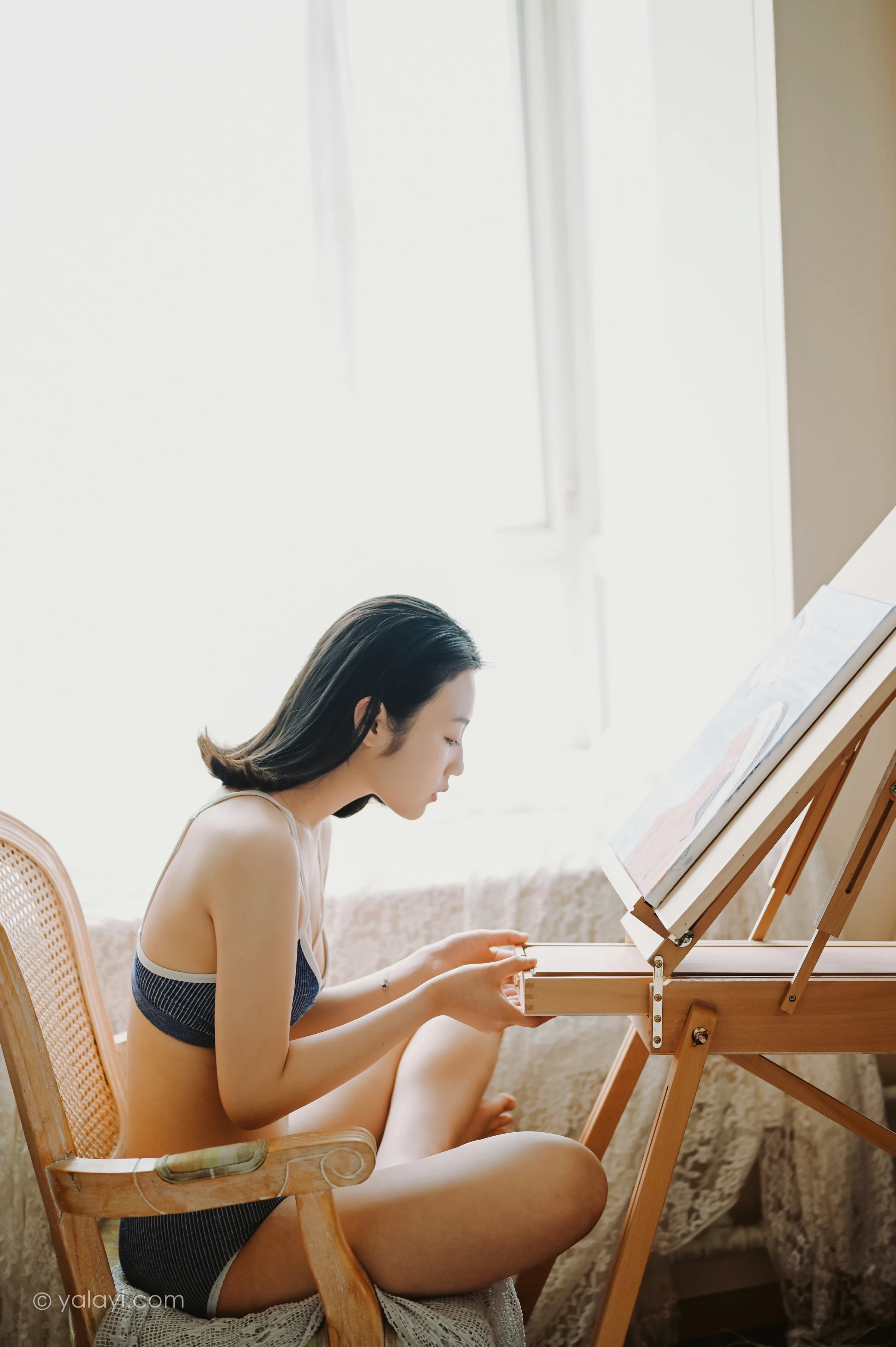[YALAYI雅拉伊]NO.668 《作画的女孩》 沈伊 灰色内衣性感私房写真集第2张