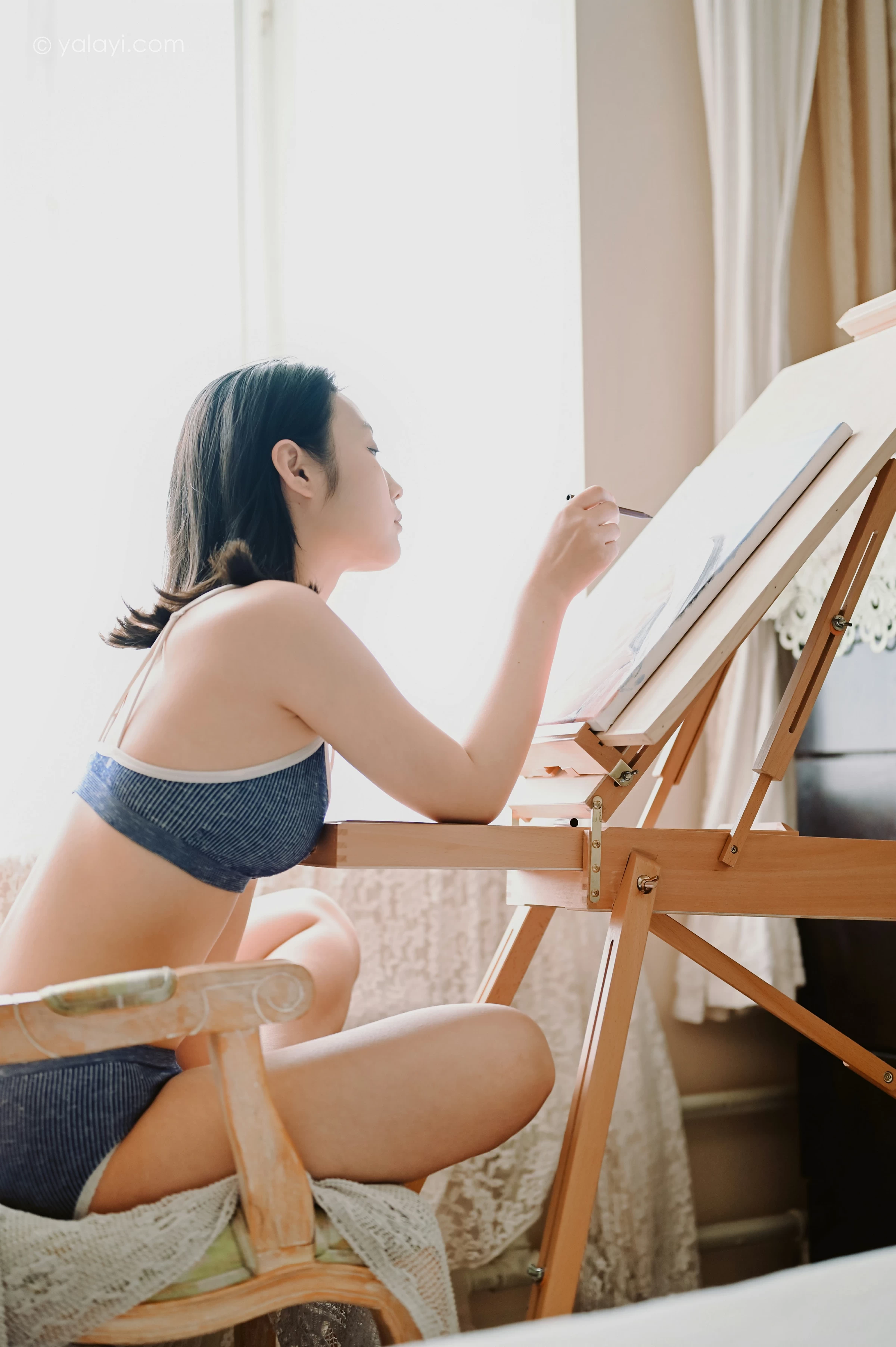[YALAYI雅拉伊]NO.668 《作画的女孩》 沈伊 灰色内衣性感私房写真集第3张