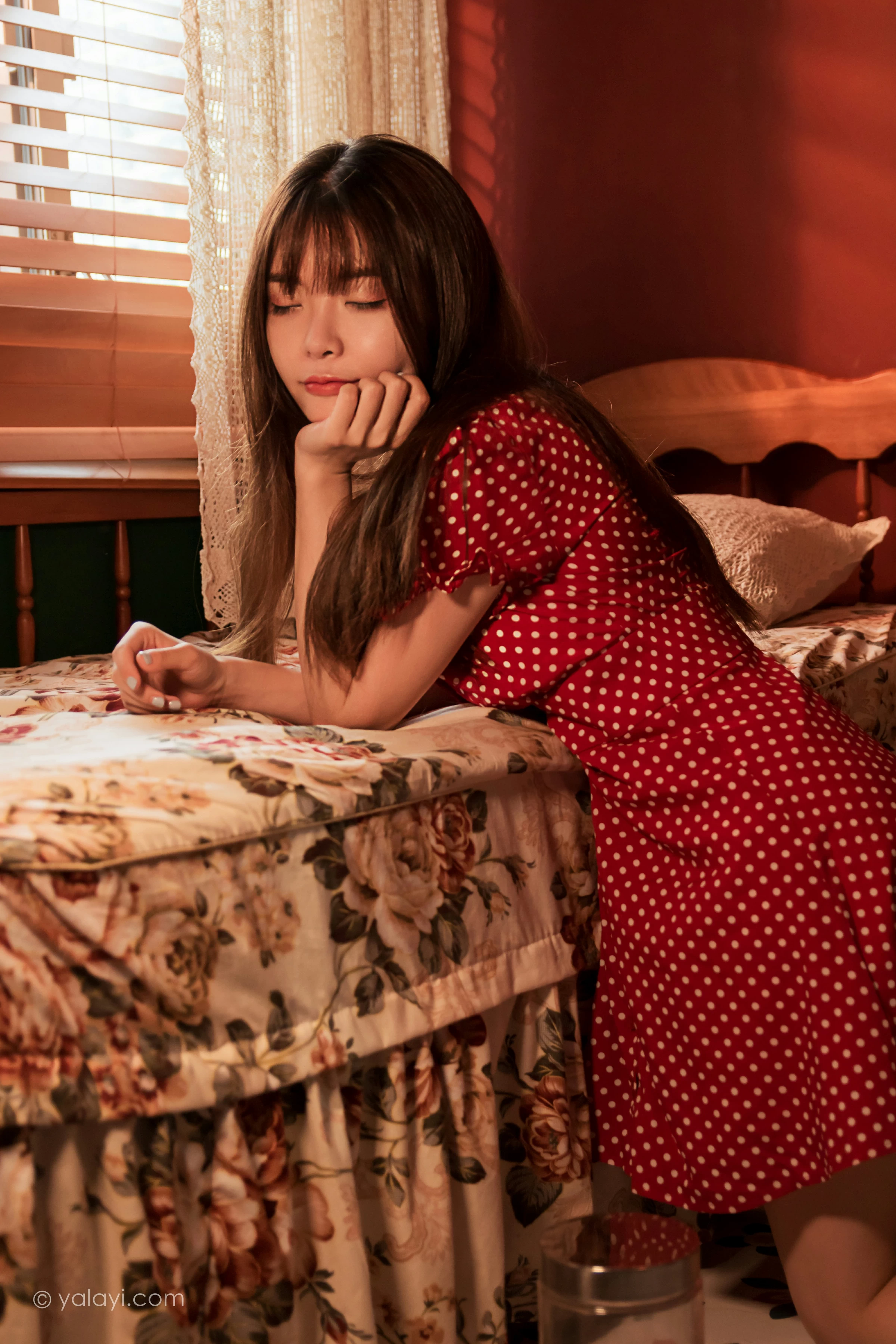 [YALAYI雅拉伊]NO.669 《第一次》 小杨 居家红色连衣裙写真第6张