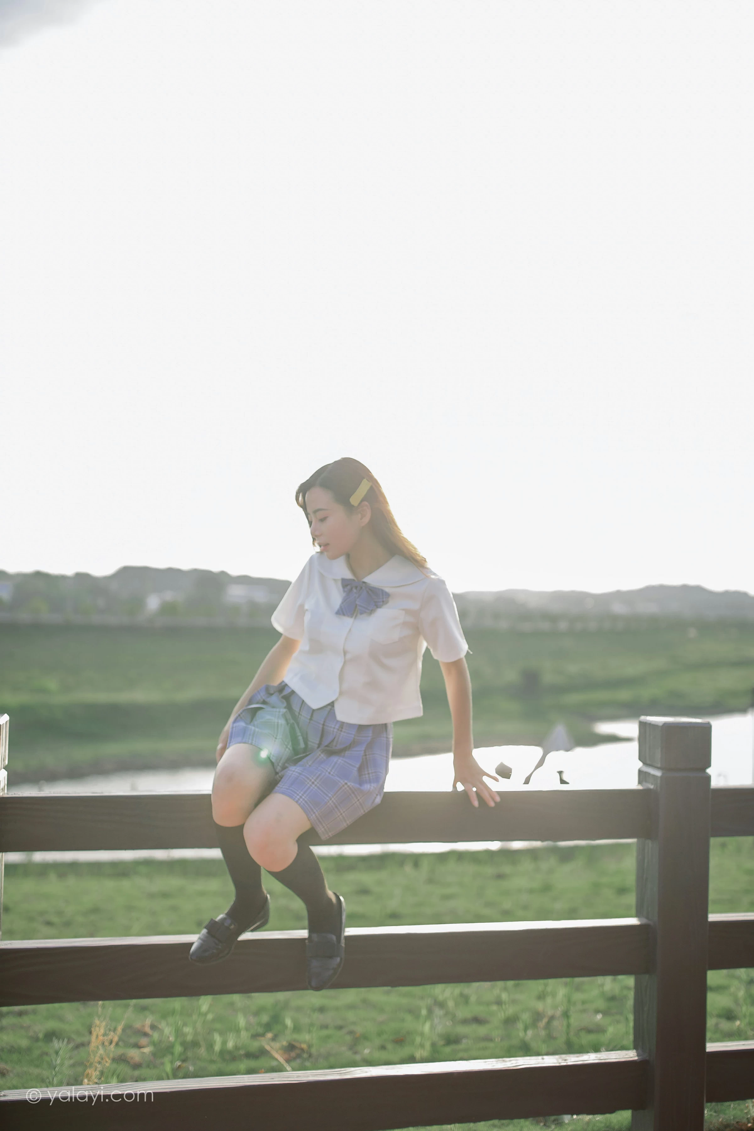 [YALAYI雅拉伊]NO.677 《青春在河畔奔走》 枝娅 白色JK制服与短裙加黑丝美腿写真第4张