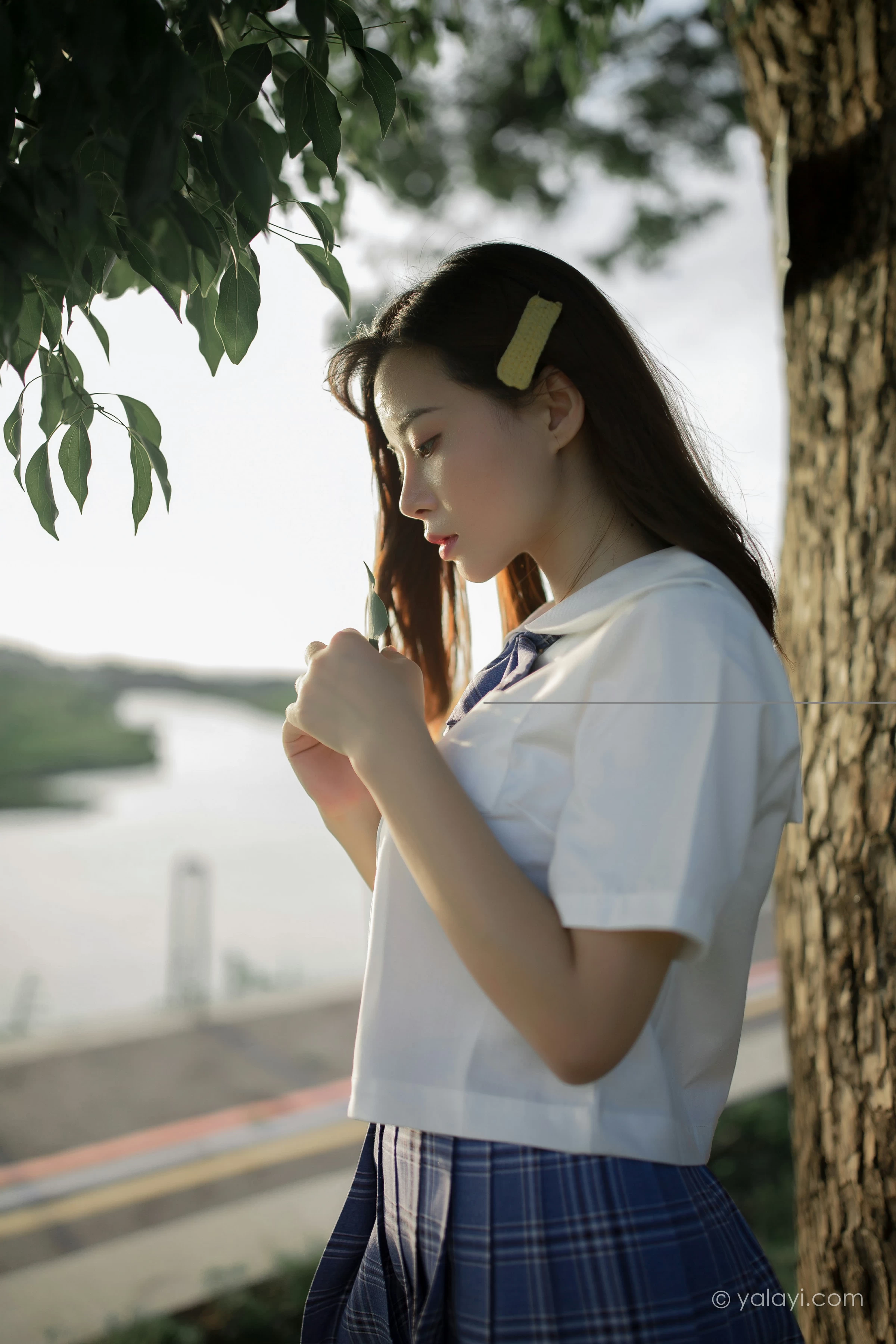 [YALAYI雅拉伊]NO.677 《青春在河畔奔走》 枝娅 白色JK制服与短裙加黑丝美腿写真第8张
