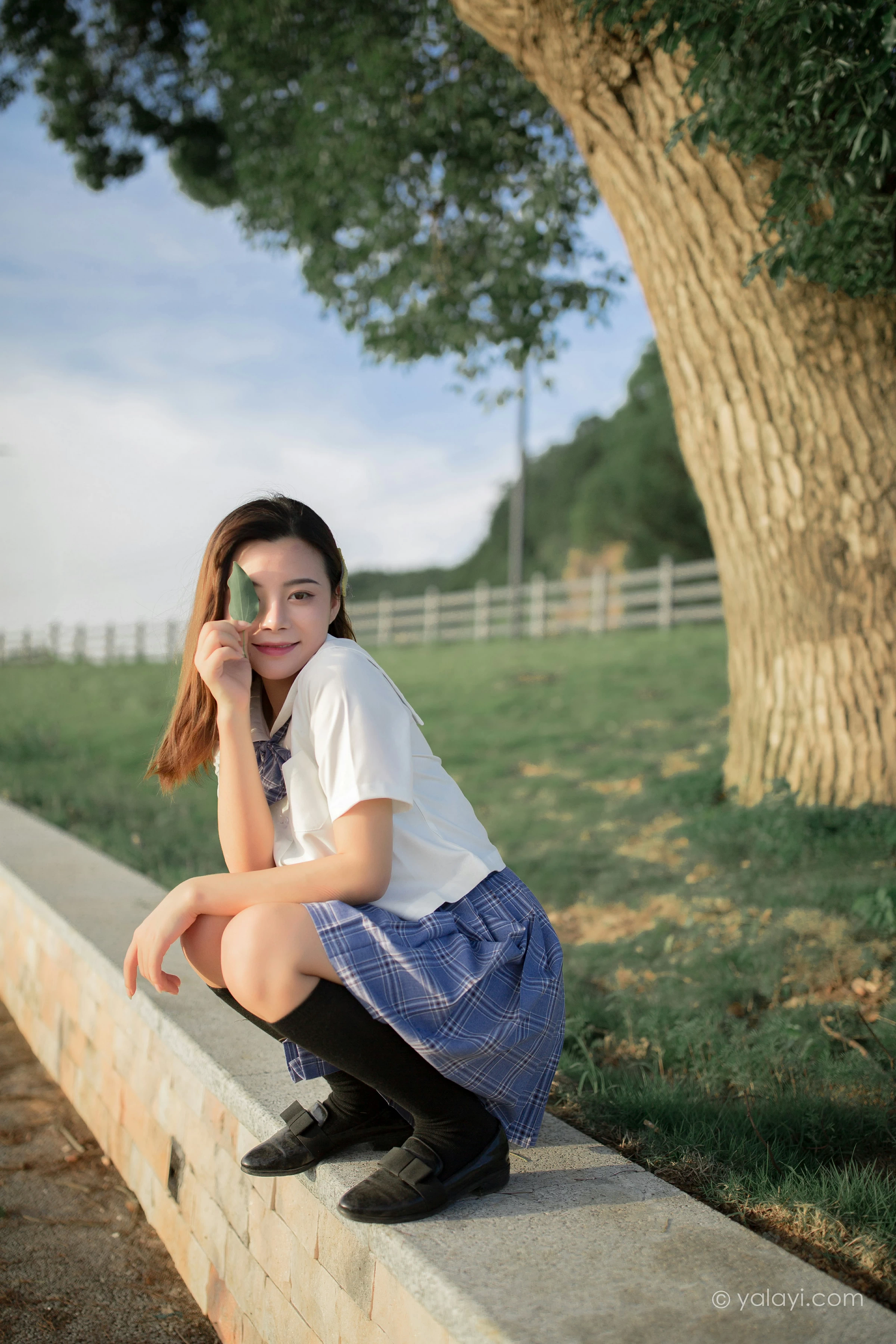 [YALAYI雅拉伊]NO.677 《青春在河畔奔走》 枝娅 白色JK制服与短裙加黑丝美腿写真第8张