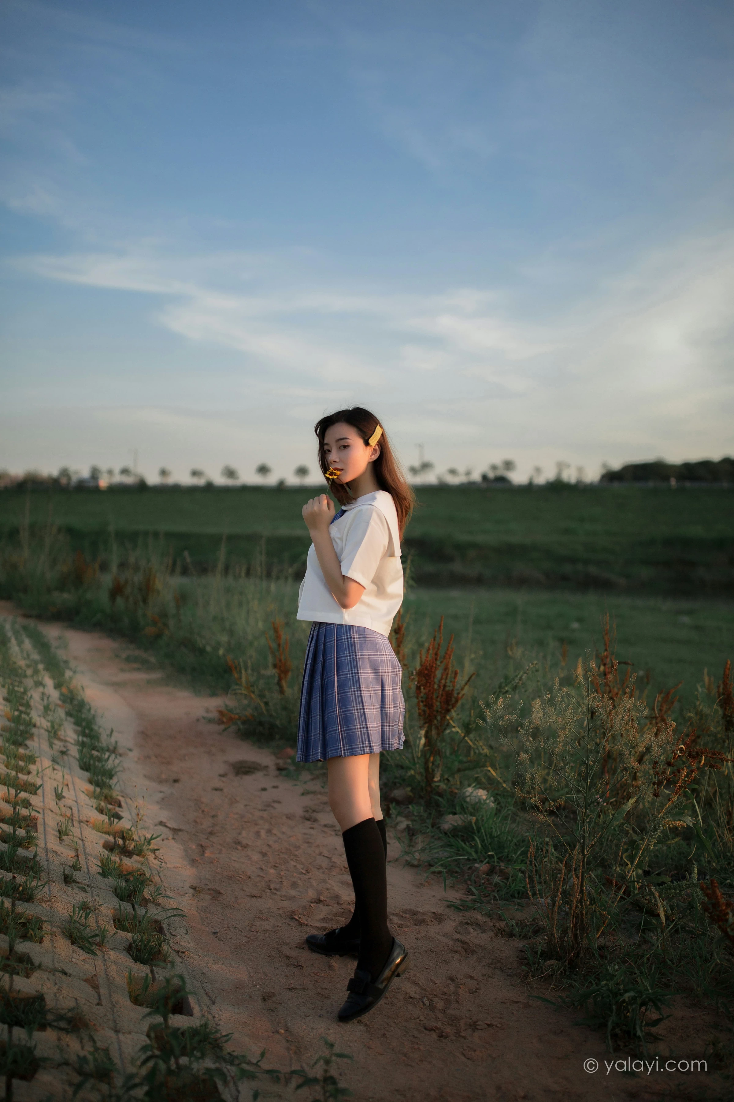 [YALAYI雅拉伊]NO.677 《青春在河畔奔走》 枝娅 白色JK制服与短裙加黑丝美腿写真第10张