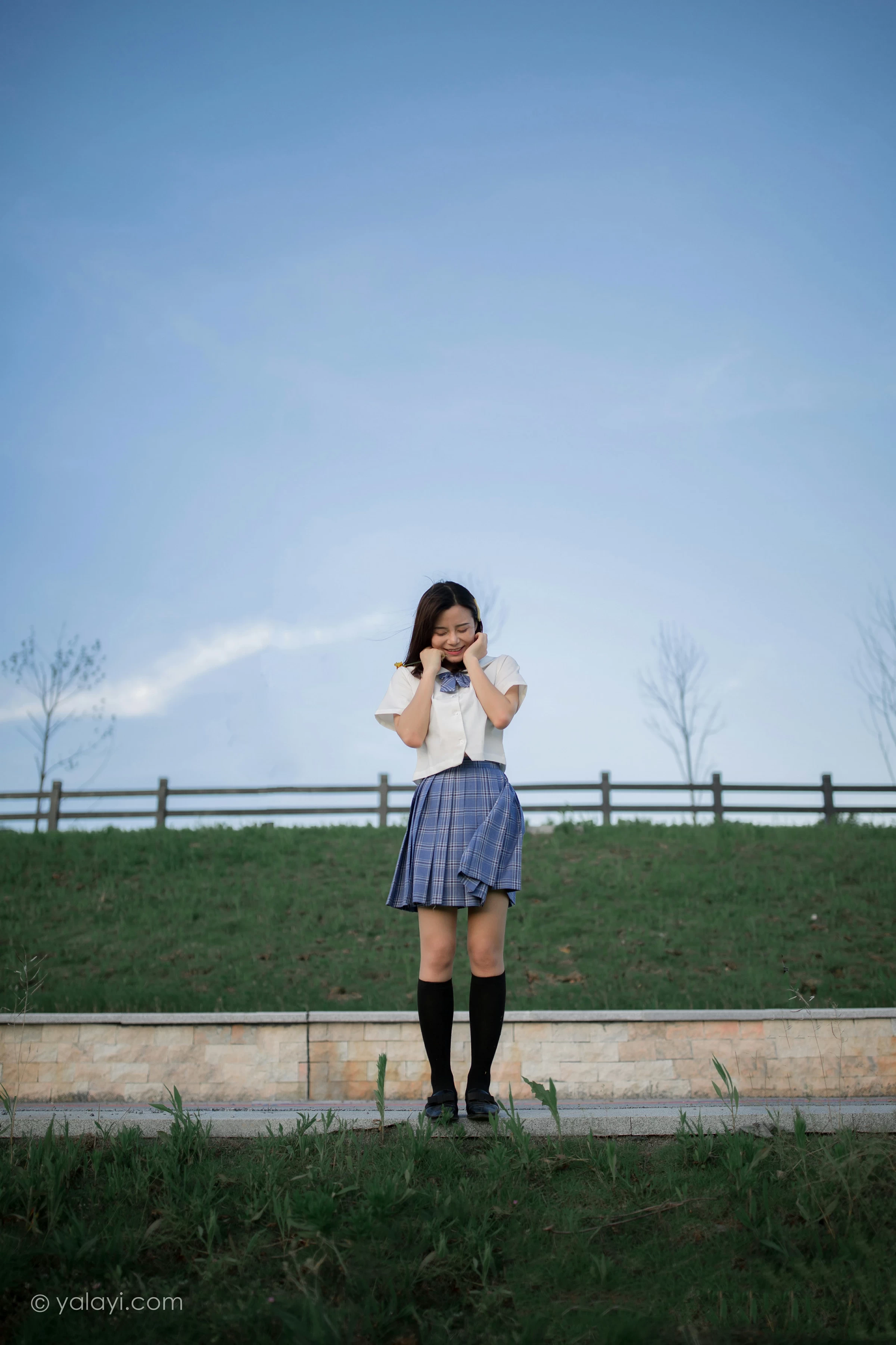 [YALAYI雅拉伊]NO.677 《青春在河畔奔走》 枝娅 白色JK制服与短裙加黑丝美腿写真第13张