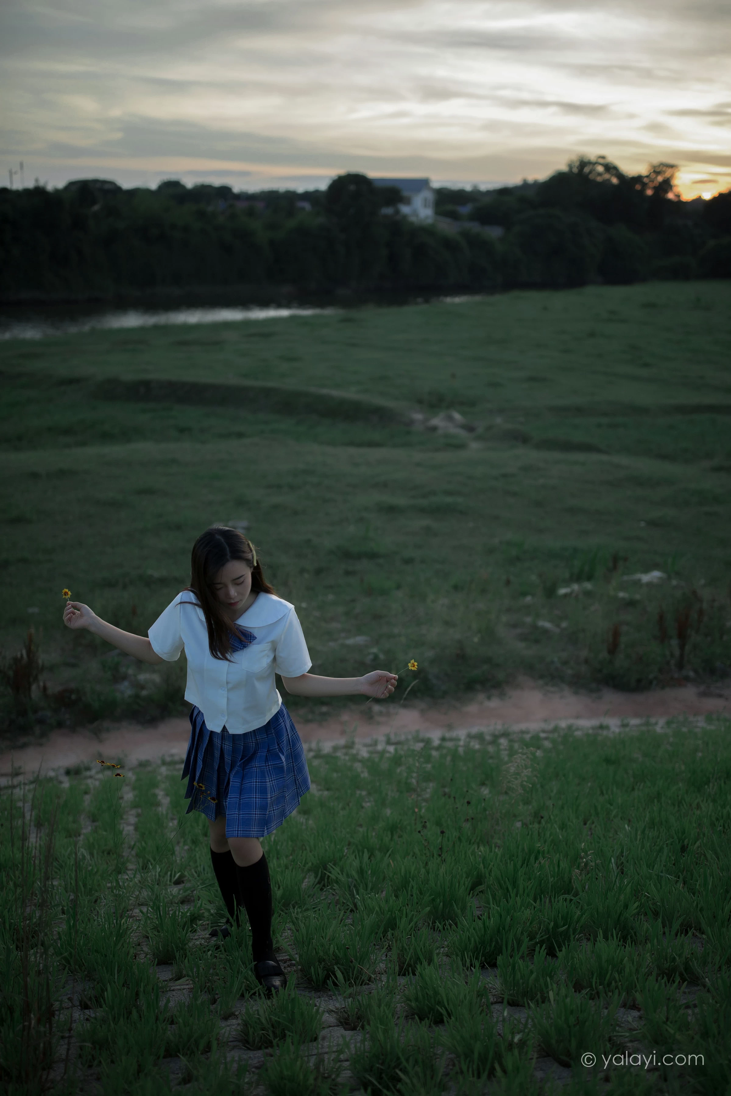 [YALAYI雅拉伊]NO.677 《青春在河畔奔走》 枝娅 白色JK制服与短裙加黑丝美腿写真第13张