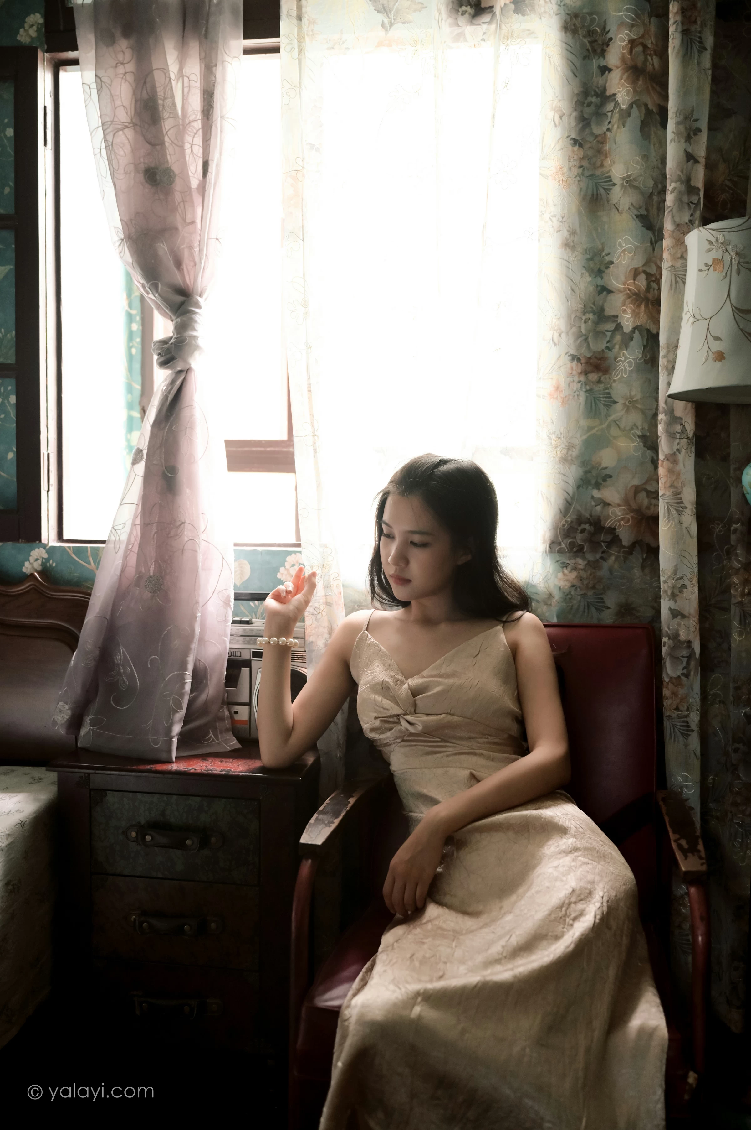 [YALAYI雅拉伊]NO.678 《绿窗》 方岚 黄色吊带连衣裙居家私房写真集第2张