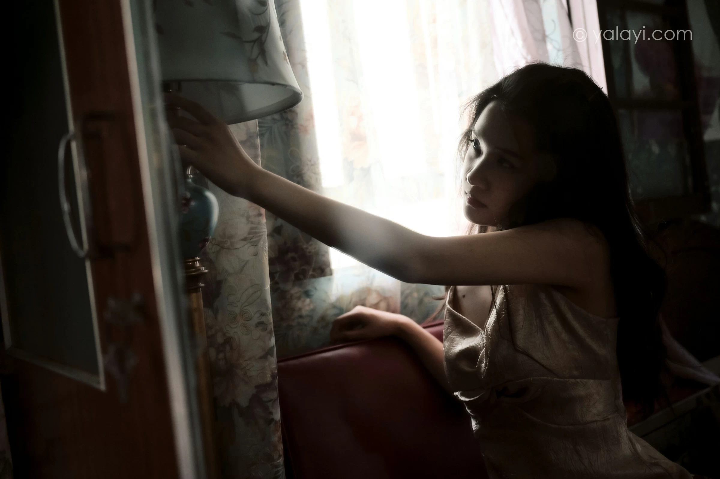 [YALAYI雅拉伊]NO.678 《绿窗》 方岚 黄色吊带连衣裙居家私房写真集第11张