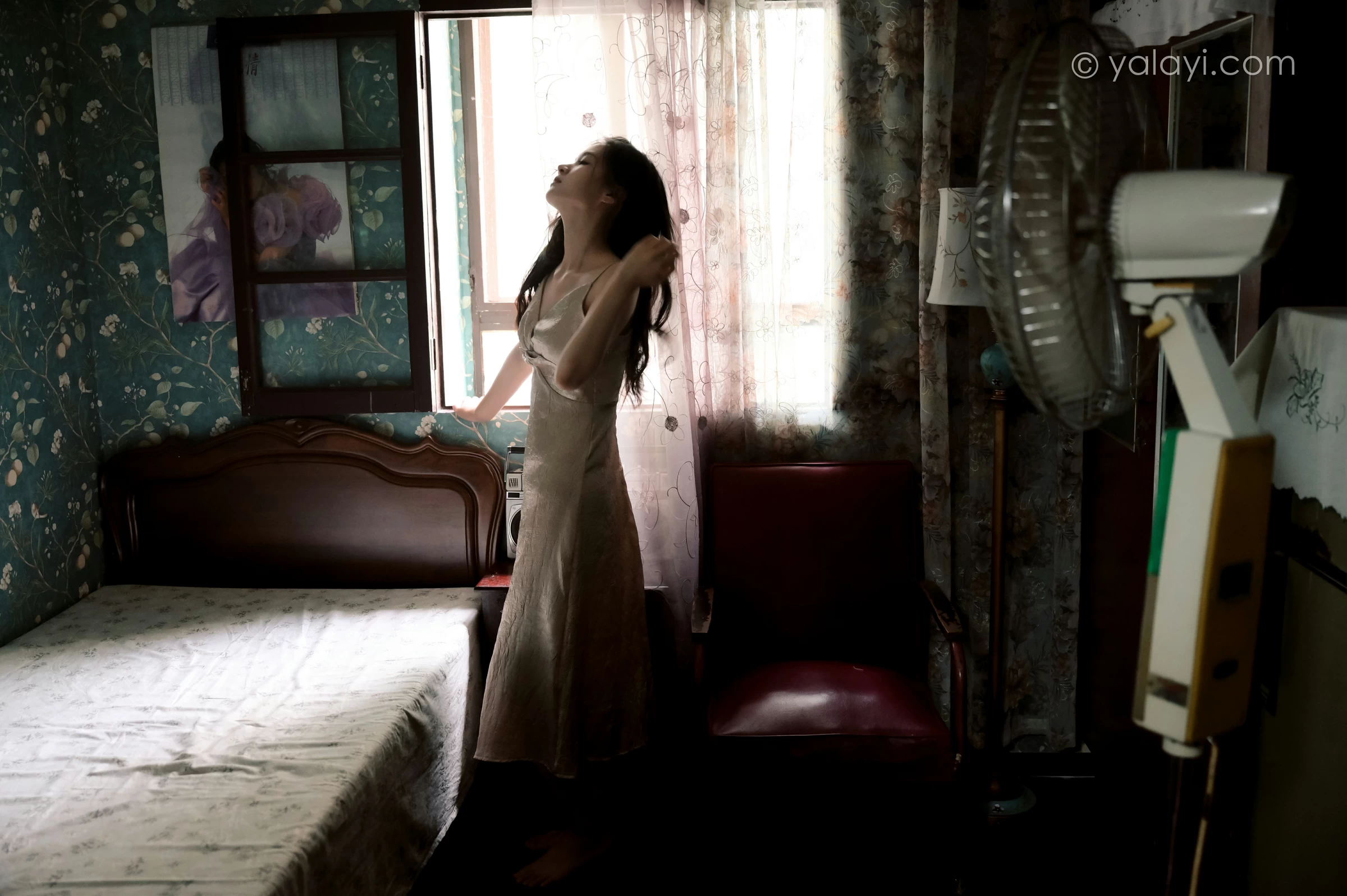 [YALAYI雅拉伊]NO.678 《绿窗》 方岚 黄色吊带连衣裙居家私房写真集第9张
