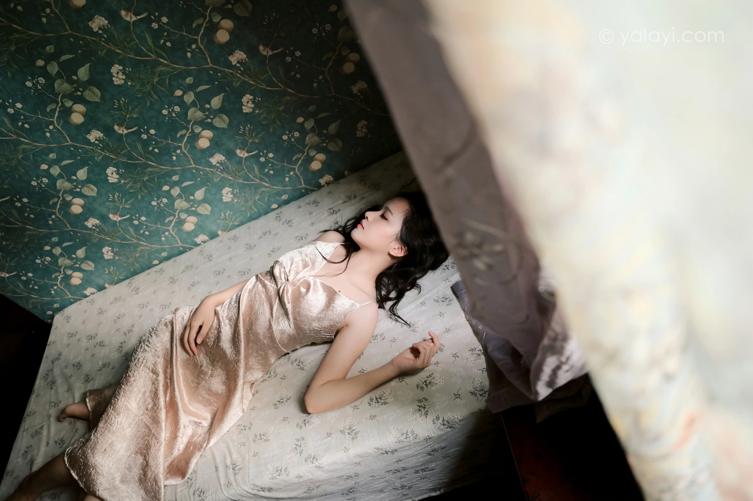 [YALAYI雅拉伊]NO.678 《绿窗》 方岚 黄色吊带连衣裙居家私房写真集第12张