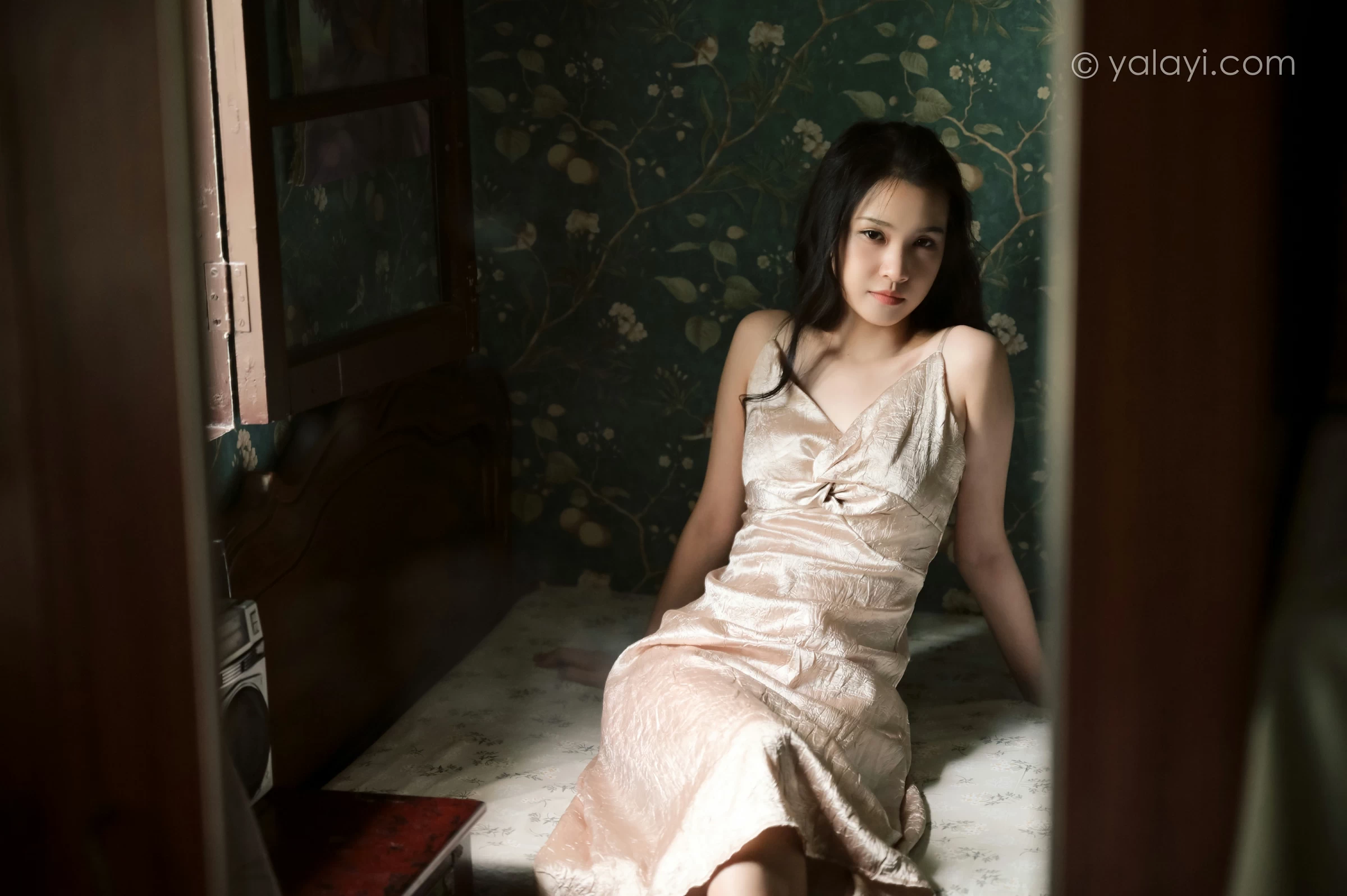 [YALAYI雅拉伊]NO.678 《绿窗》 方岚 黄色吊带连衣裙居家私房写真集第15张