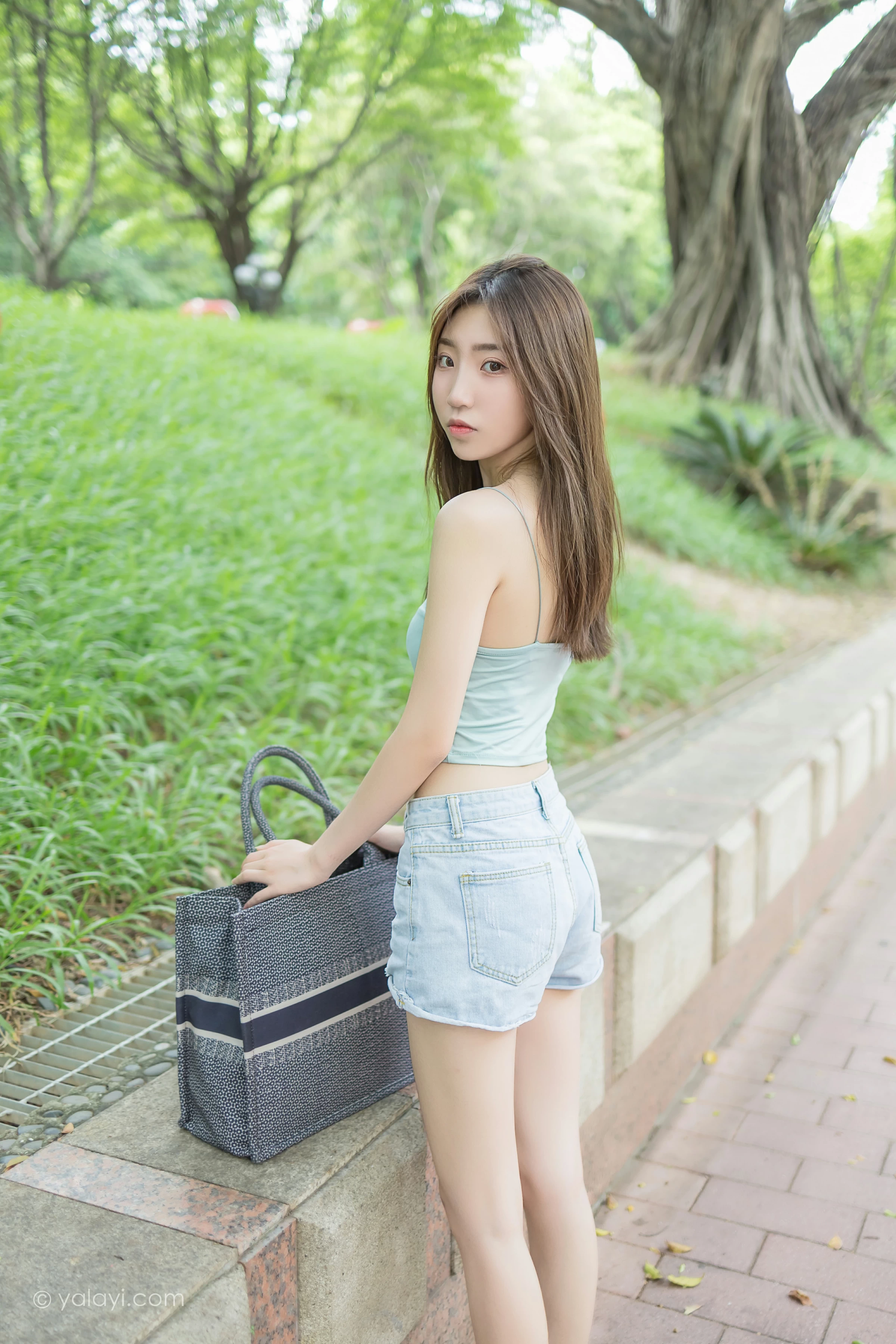 [YALAYI雅拉伊]NO.680 《现任女友》 小乔 绿色性感小背心加牛仔短裤街拍写真第3张