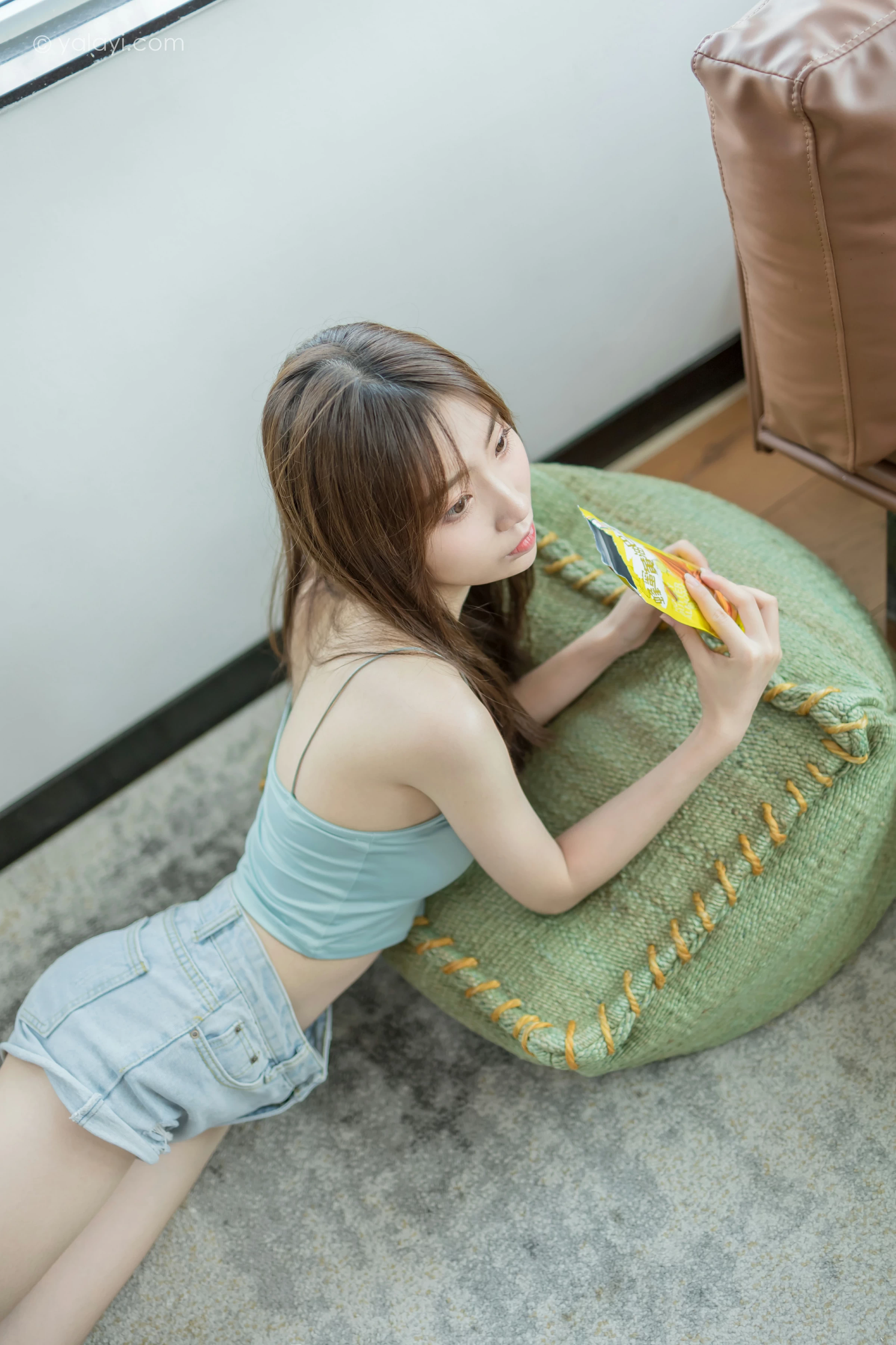 [YALAYI雅拉伊]NO.680 《现任女友》 小乔 绿色性感小背心加牛仔短裤街拍写真第10张