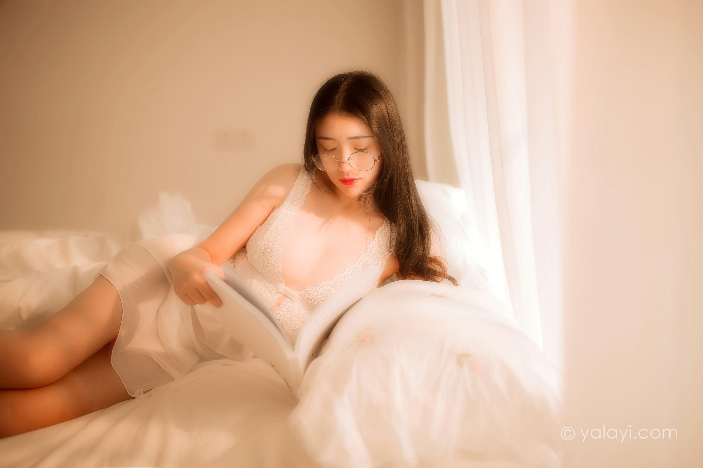 [YALAYI雅拉伊]2022.03.11 闺秀 水月沙子 白色镂空睡衣裙加透视情趣内衣性感写真集第1张