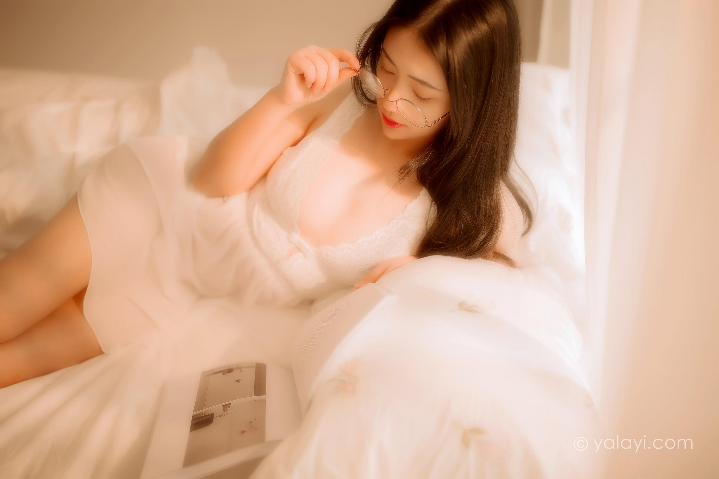 [YALAYI雅拉伊]2022.03.11 闺秀 水月沙子 白色镂空睡衣裙加透视情趣内衣性感写真集第2张