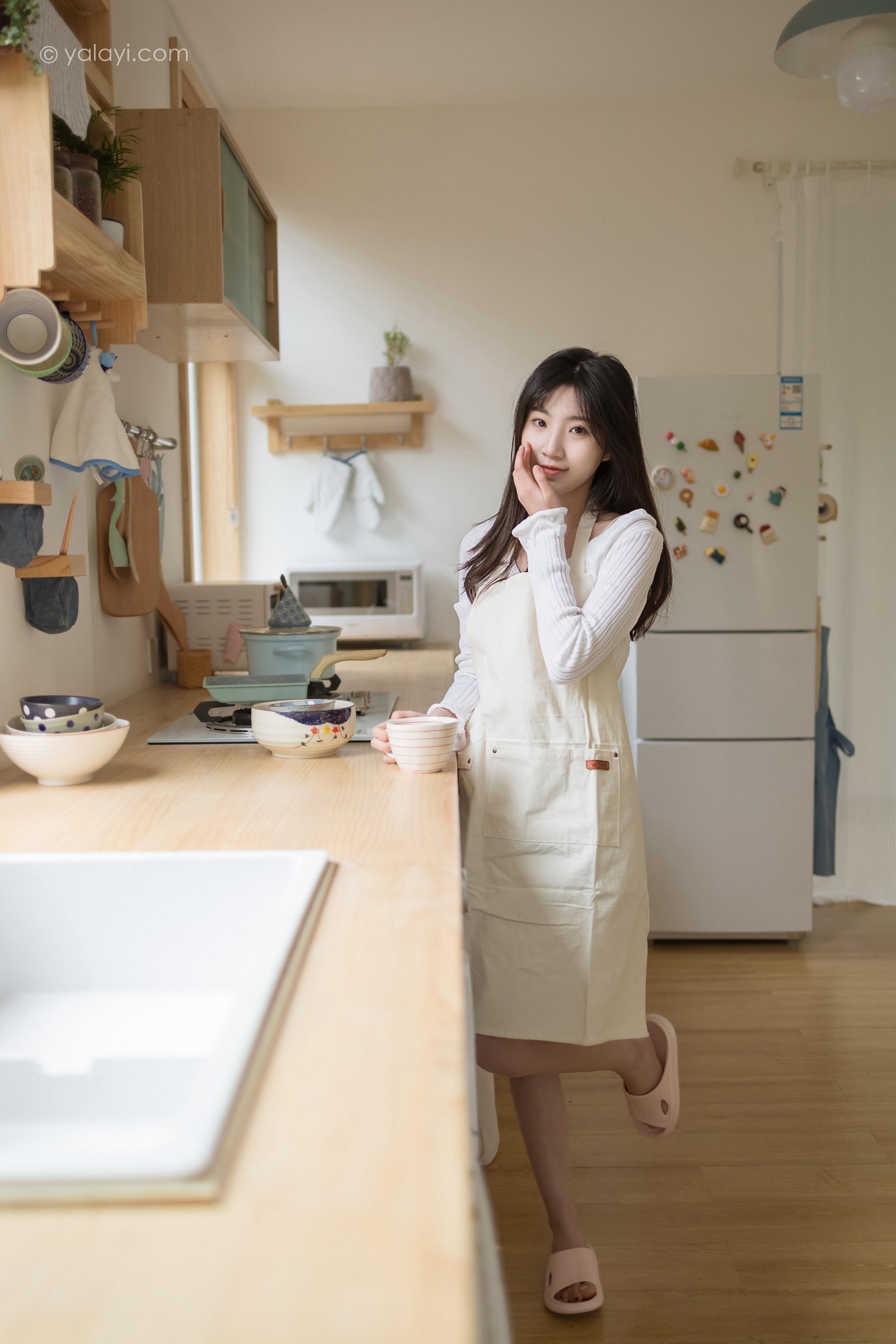 [YALAYI雅拉伊]2022.03.14 我的爱人 小乔 白色休闲外套加吊带围裙居家清纯写真集第3张
