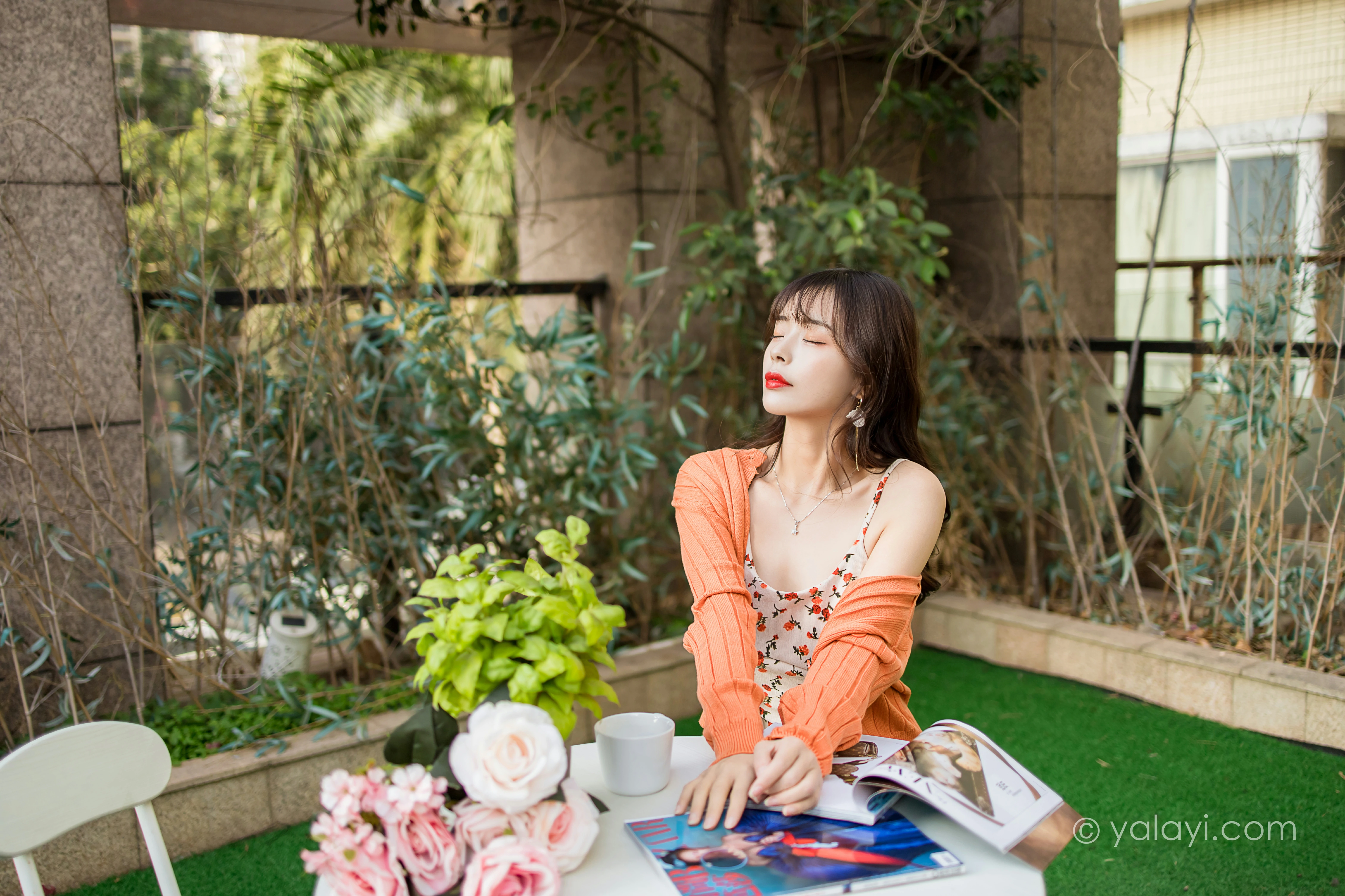 [YALAYI雅拉伊]NO.793 悠闲时光 程小蝶 橙色外套与粉色吊带连衣裙清纯写真集第6张