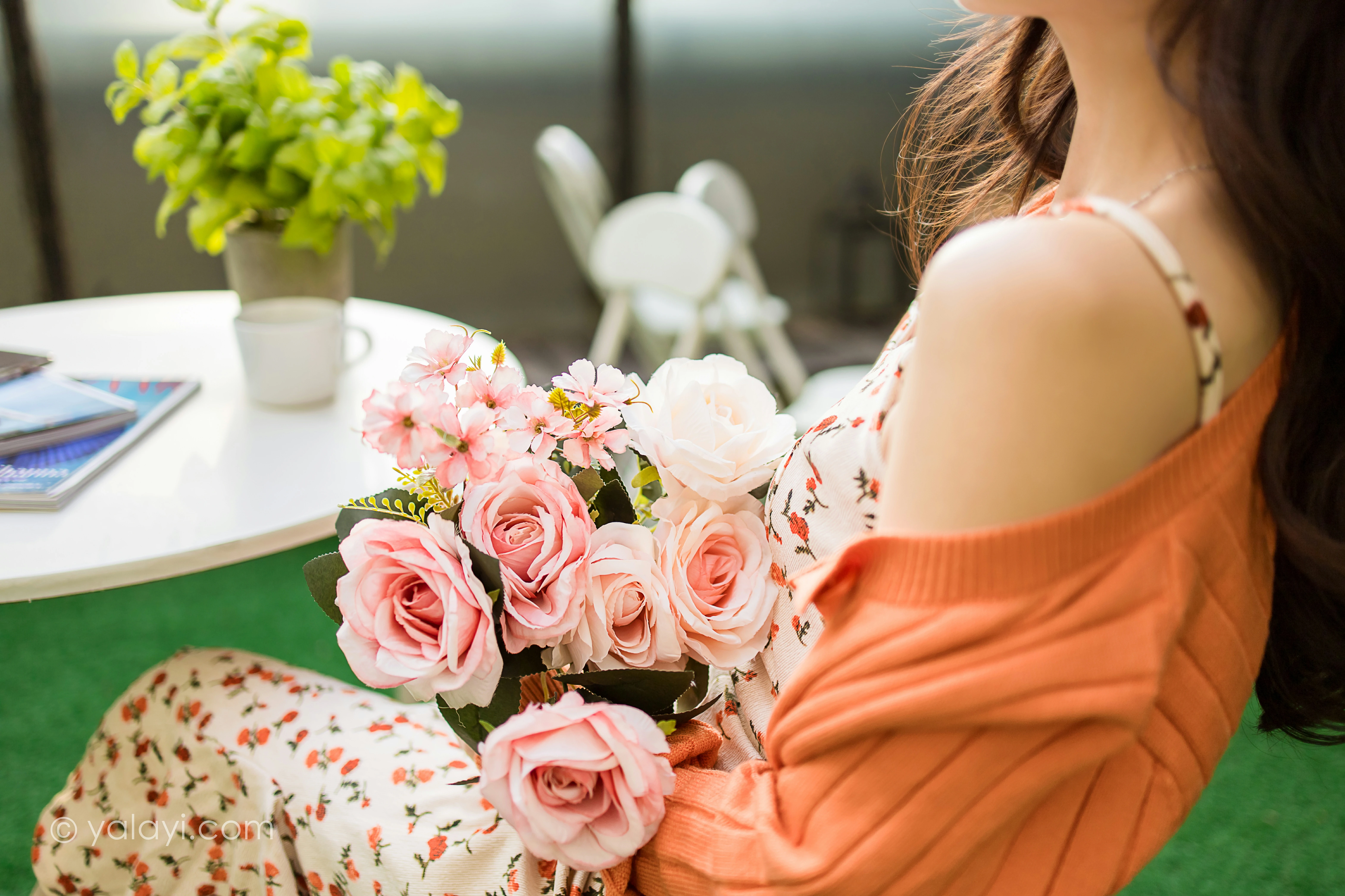 [YALAYI雅拉伊]NO.793 悠闲时光 程小蝶 橙色外套与粉色吊带连衣裙清纯写真集第12张