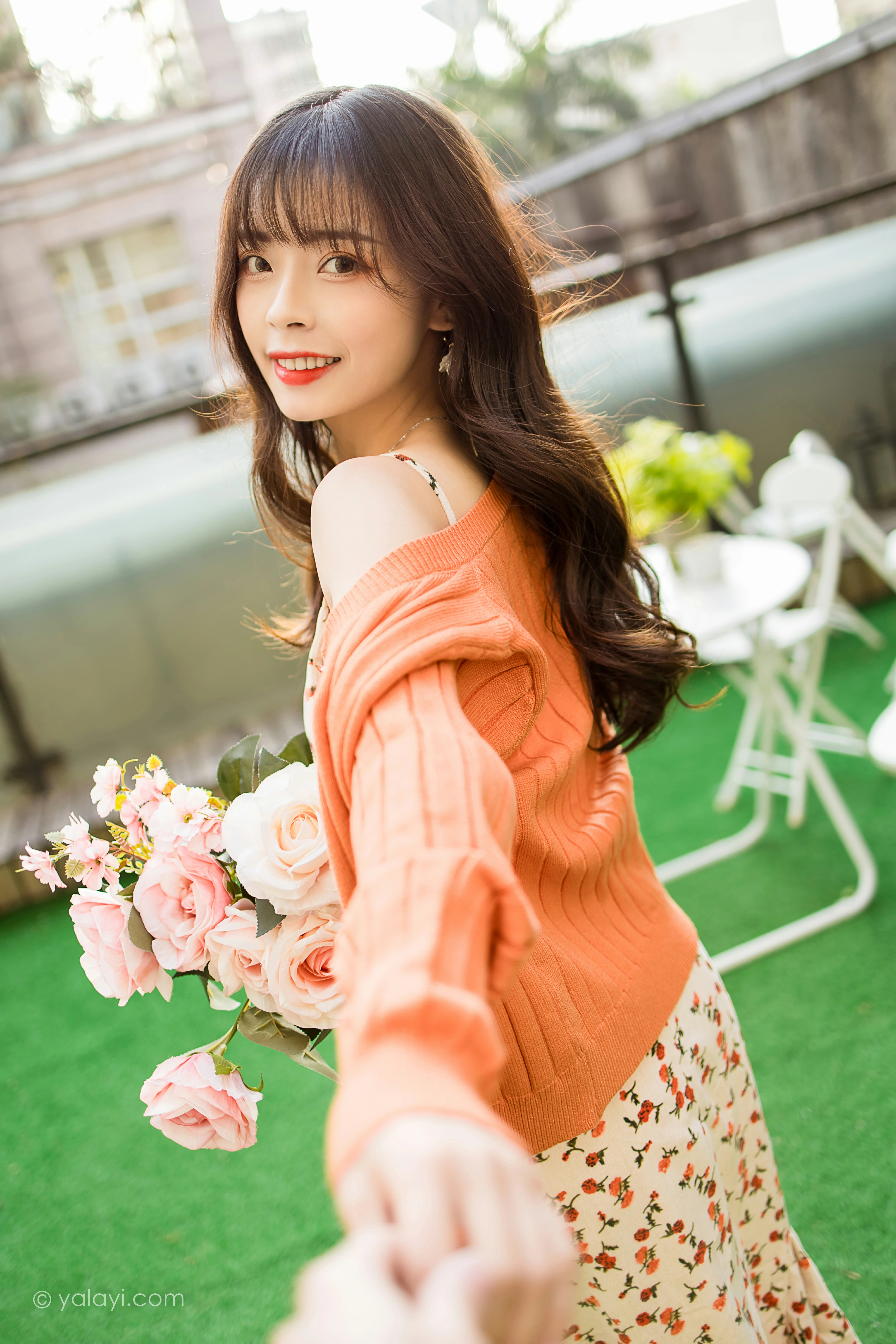[YALAYI雅拉伊]NO.793 悠闲时光 程小蝶 橙色外套与粉色吊带连衣裙清纯写真集第13张