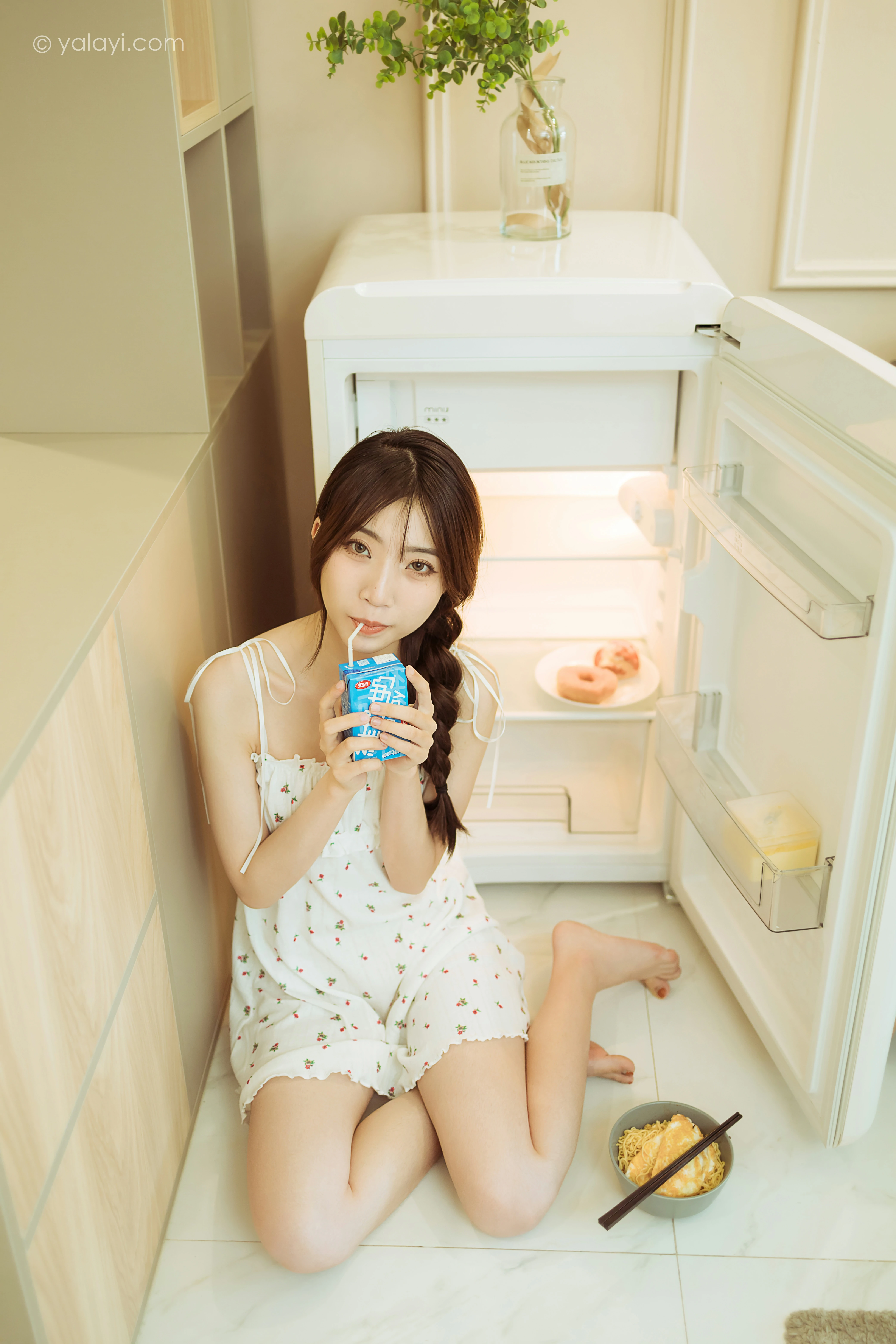 [YALAYI雅拉伊]NO.805 餐蛋面 小乔 白色吊带连衣裙居家清纯写真集第4张