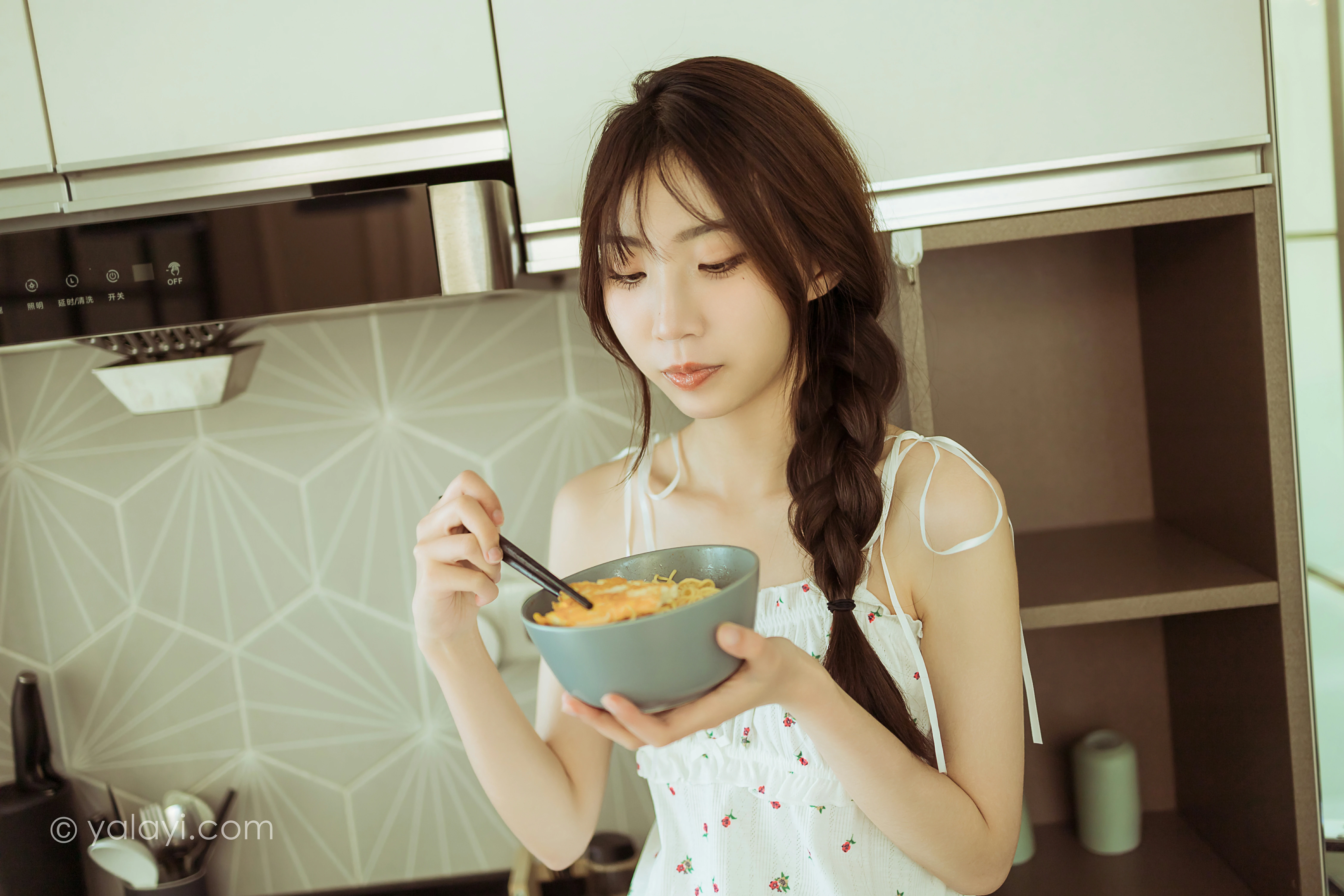[YALAYI雅拉伊]NO.805 餐蛋面 小乔 白色吊带连衣裙居家清纯写真集第11张