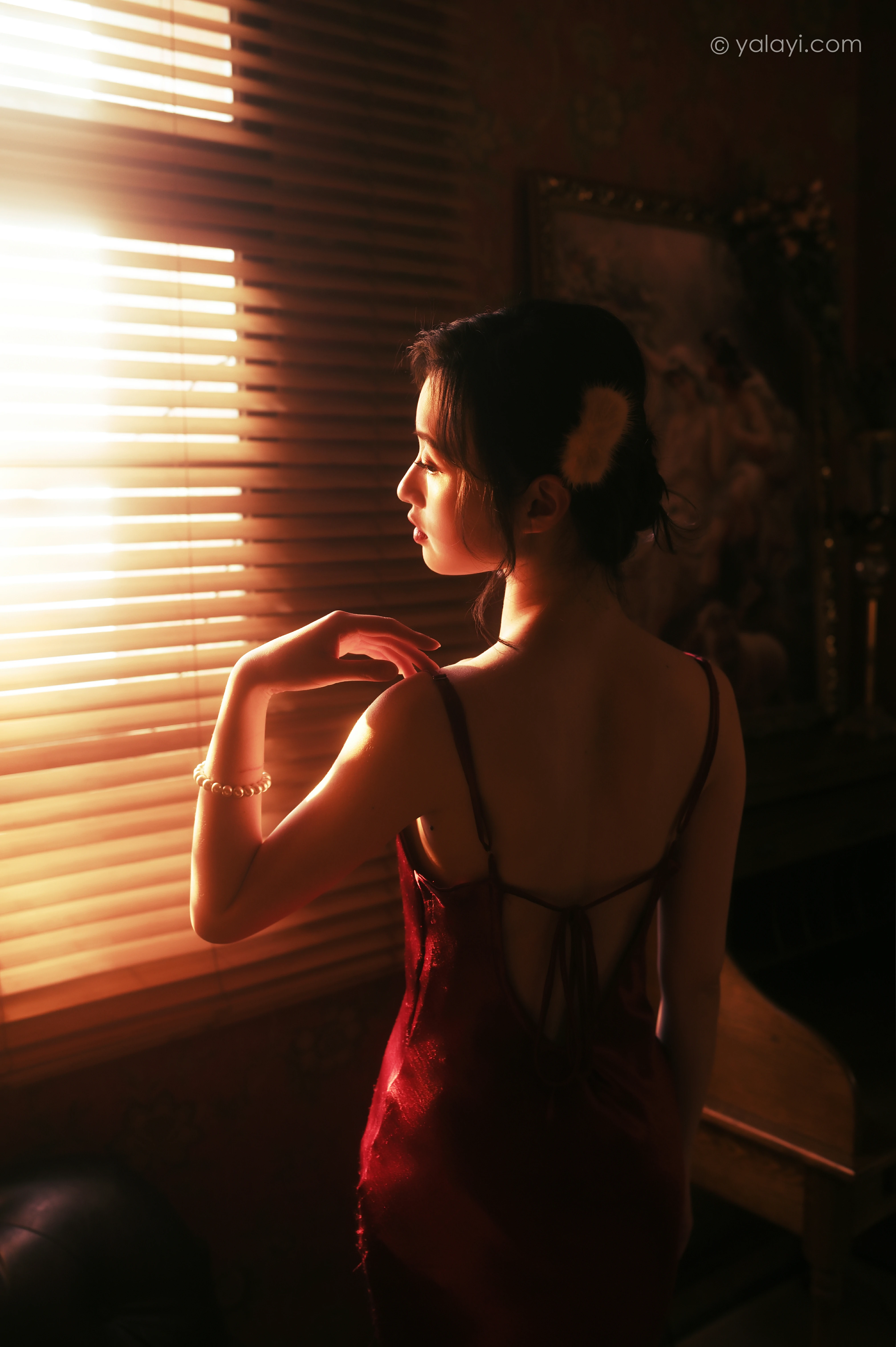 [YALAYI雅拉伊]NO.794 在窗边 京京 红色吊带裸背连衣裙居家性感写真集第2张