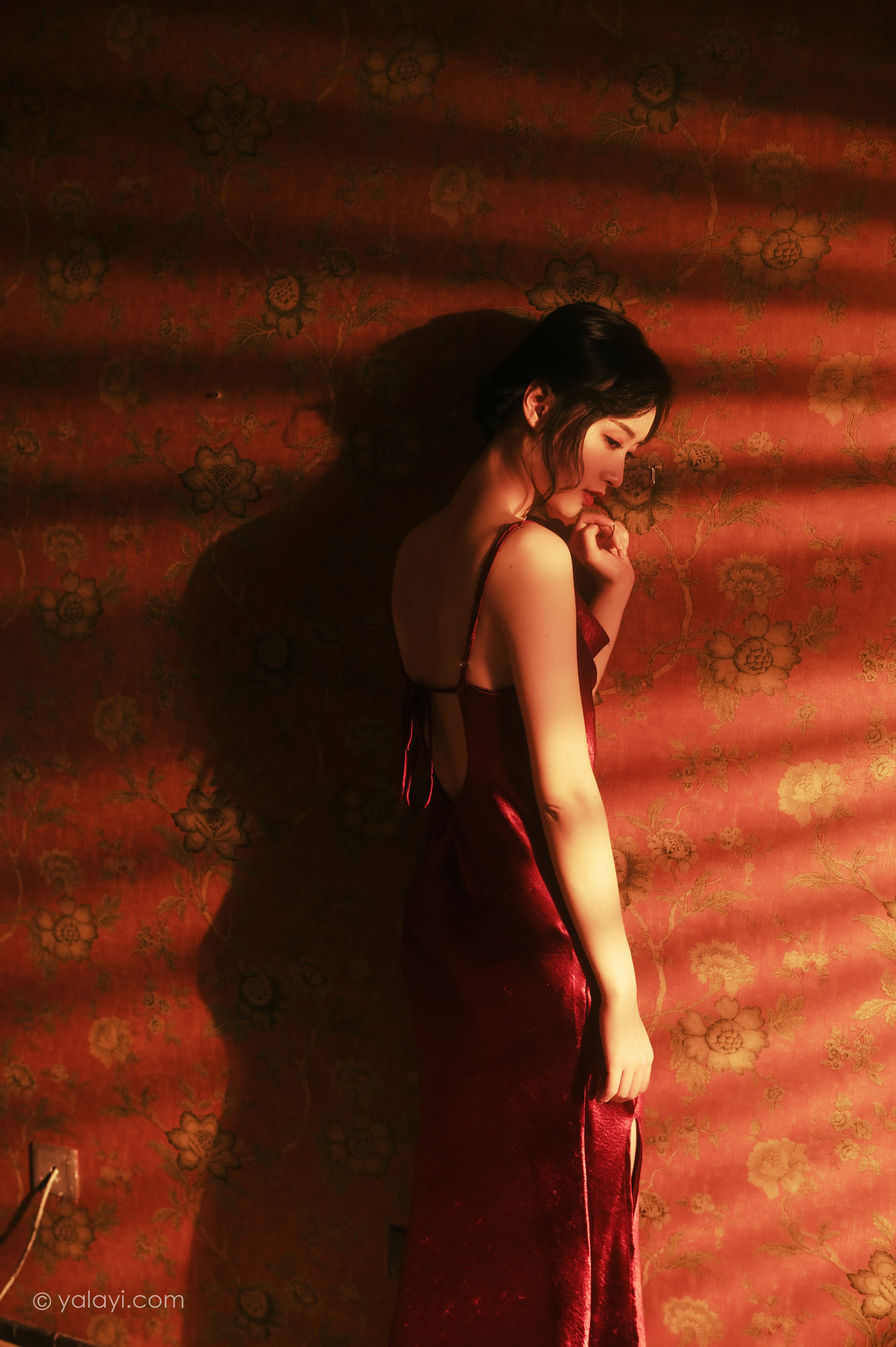 [YALAYI雅拉伊]NO.794 在窗边 京京 红色吊带裸背连衣裙居家性感写真集第6张