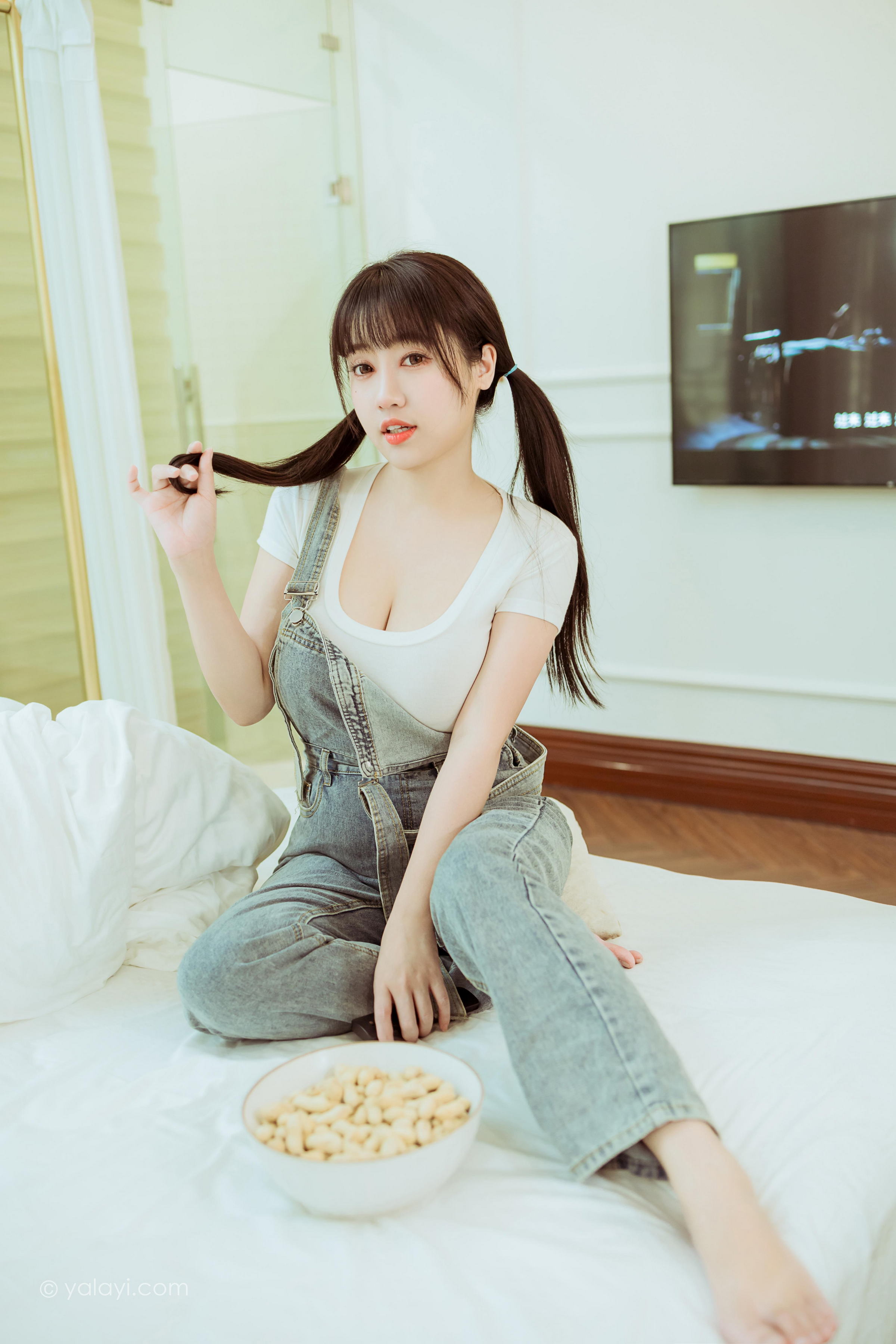 [YALAYI雅拉伊]2022.03.22 开心宅家 虞艺 白色紧身短袖加牛仔背带裤性感写真集第2张