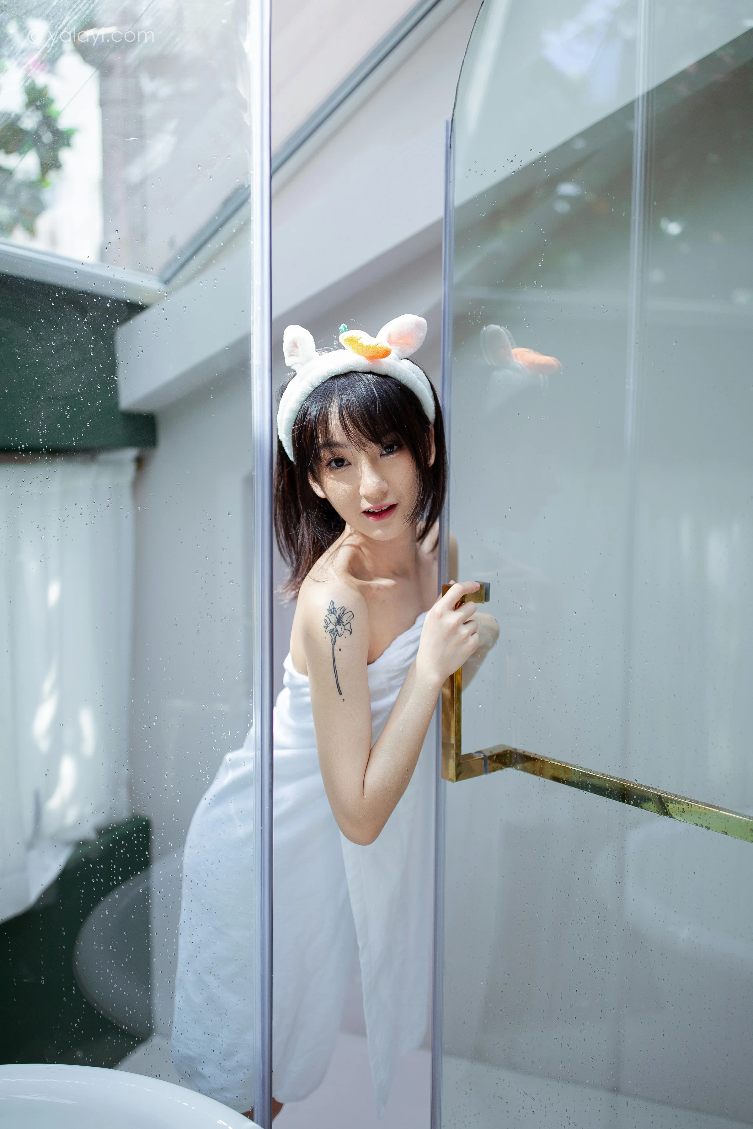 [YALAYI雅拉伊]NO.684 《清凉一夏》 落落 白色浴袍性感私房写真集第3张