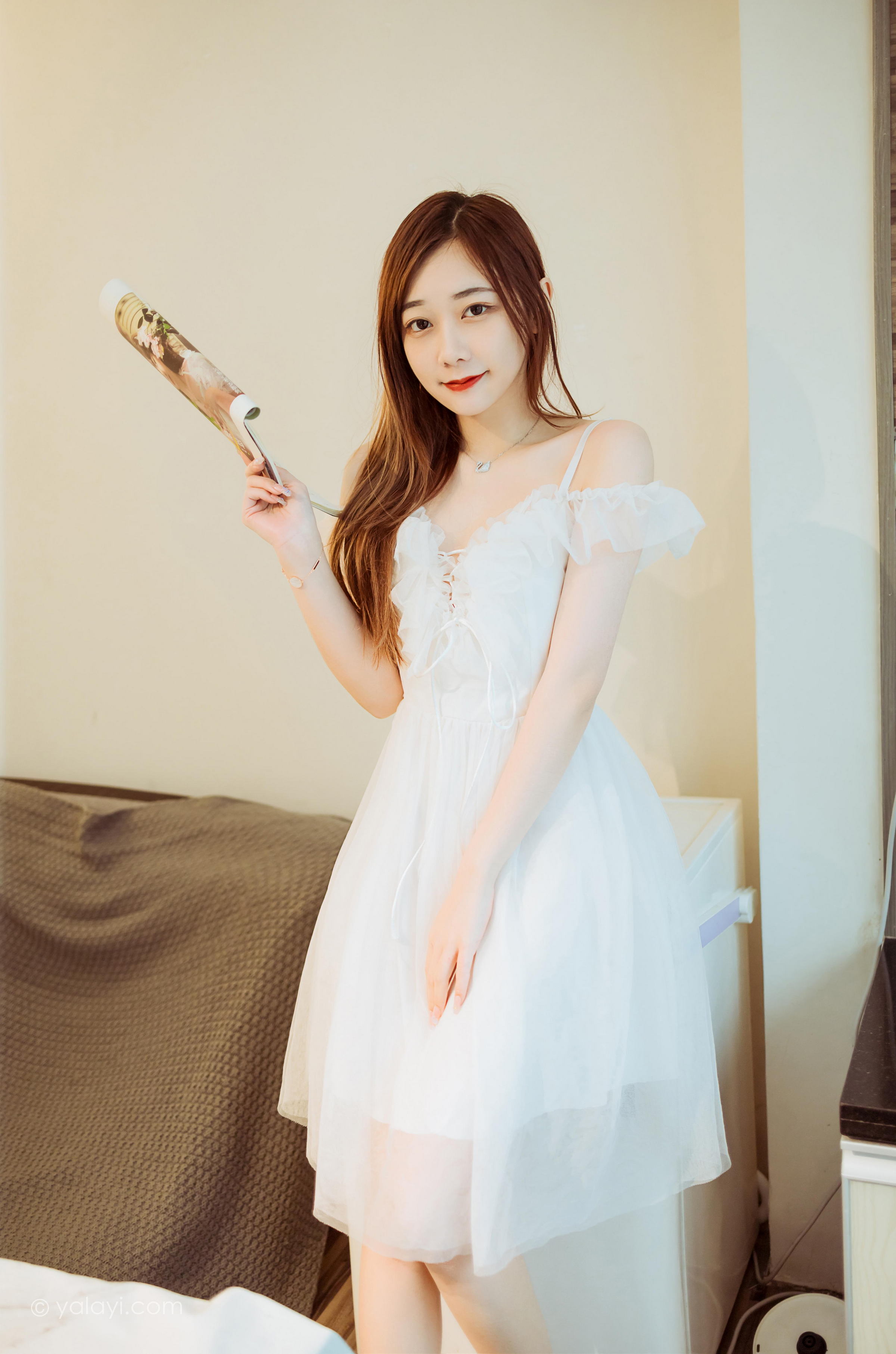 [YALAYI雅拉伊]2022.03.25 梦中情人 夜夜 白色吊带透视连衣裙居家性感写真集第4张